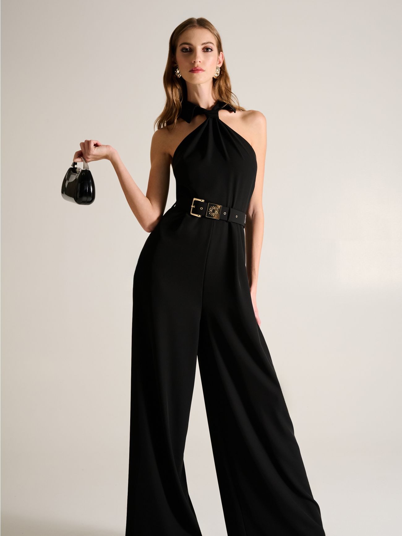 Czarny kombinezon z dekoltem halter i paskiem  Rinascimento