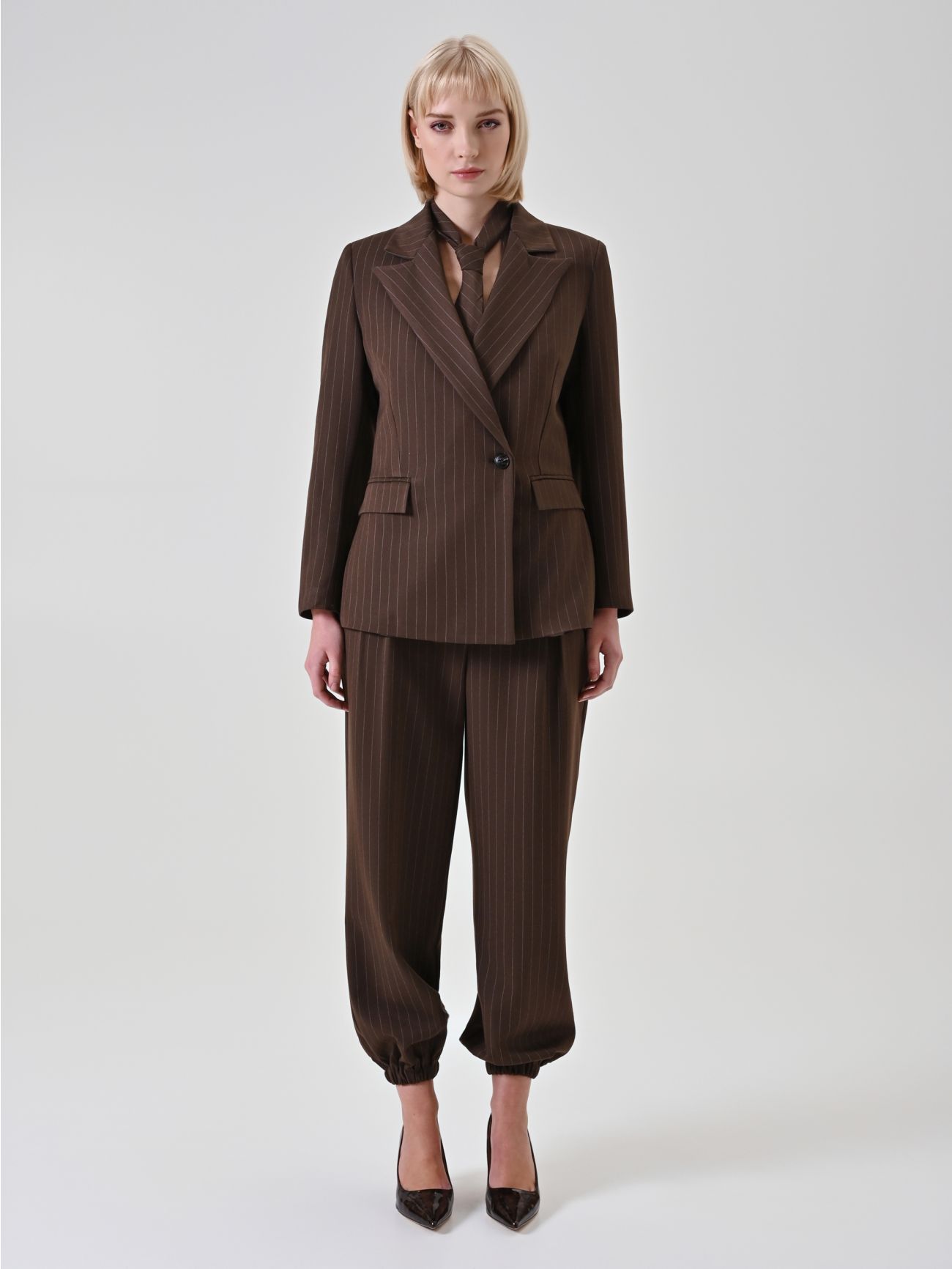 Czekoladowa asymetryczna marynarka w prążki det_1