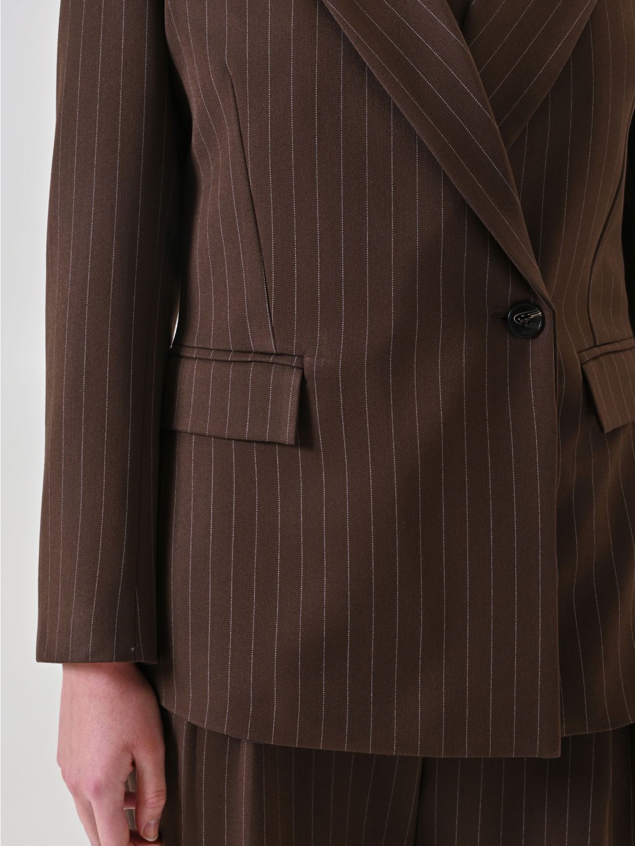 Czekoladowa asymetryczna marynarka w prążki in_i5