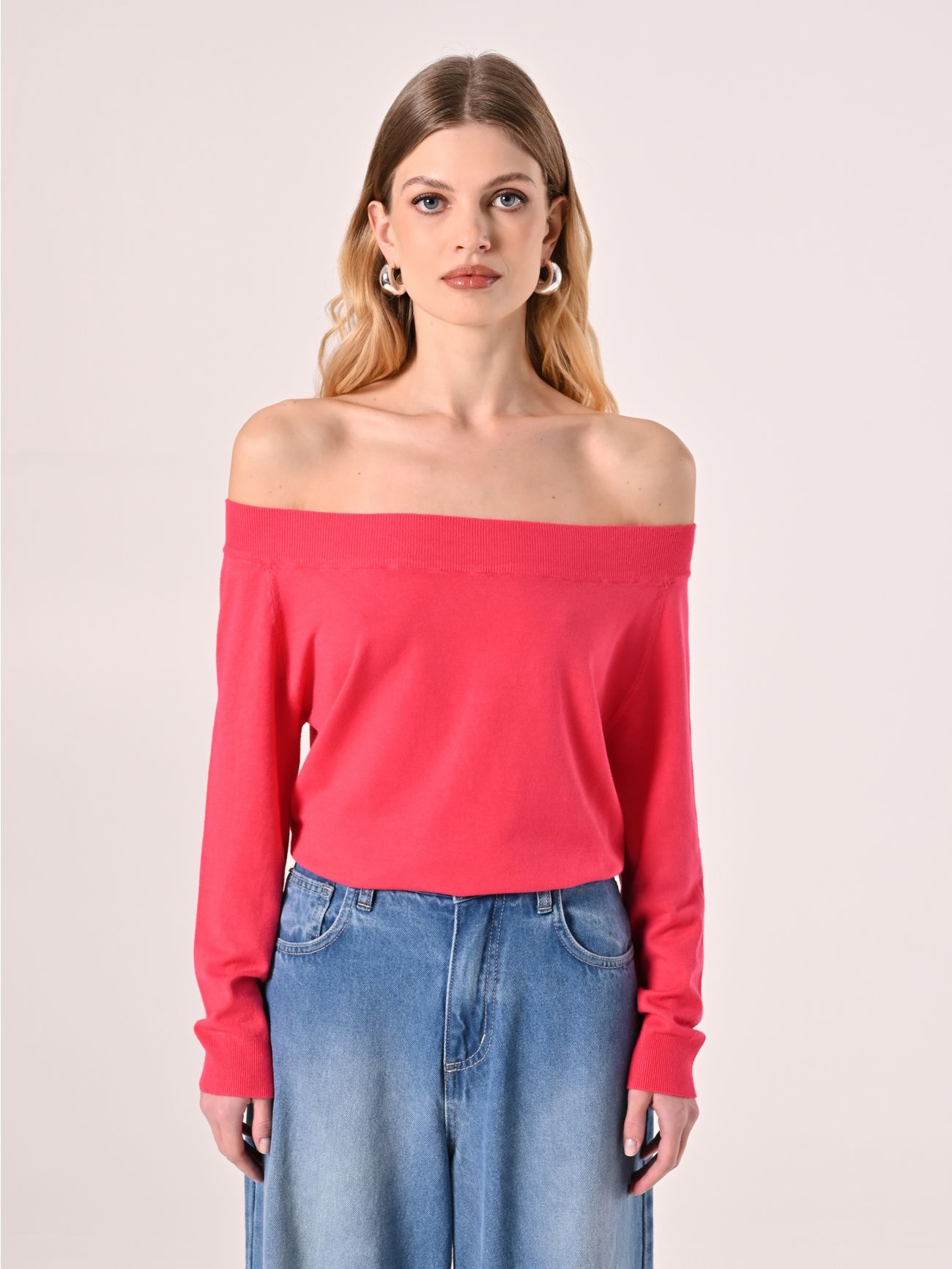 Pull fuchsia à épaule dénudée det_2