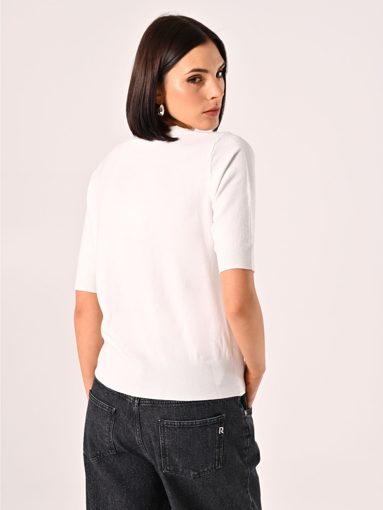 Pull blanc à manches courtes det_3