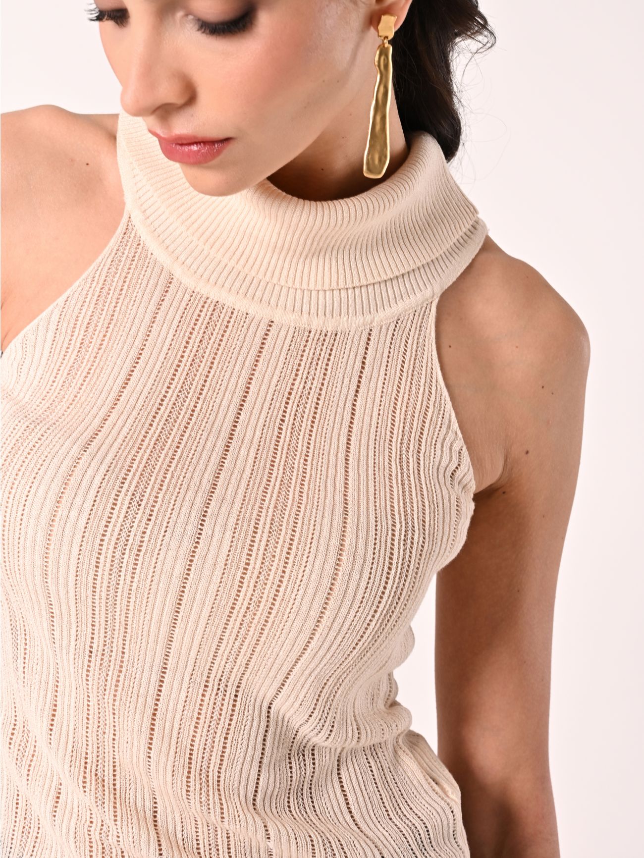 Top beige claro de punto fino calado in_i5