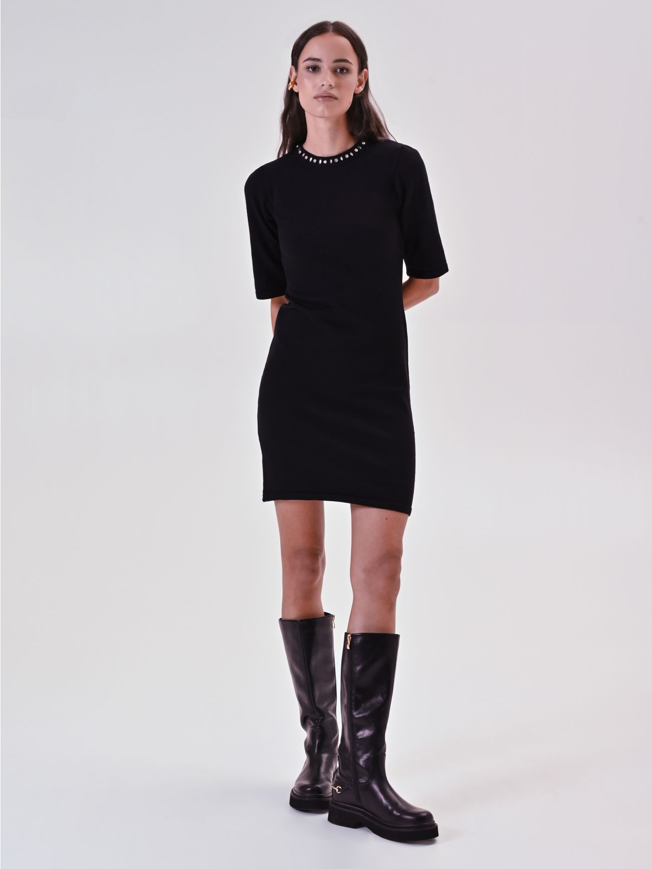 Schwarzes Strickkleid mit Strass in_i7