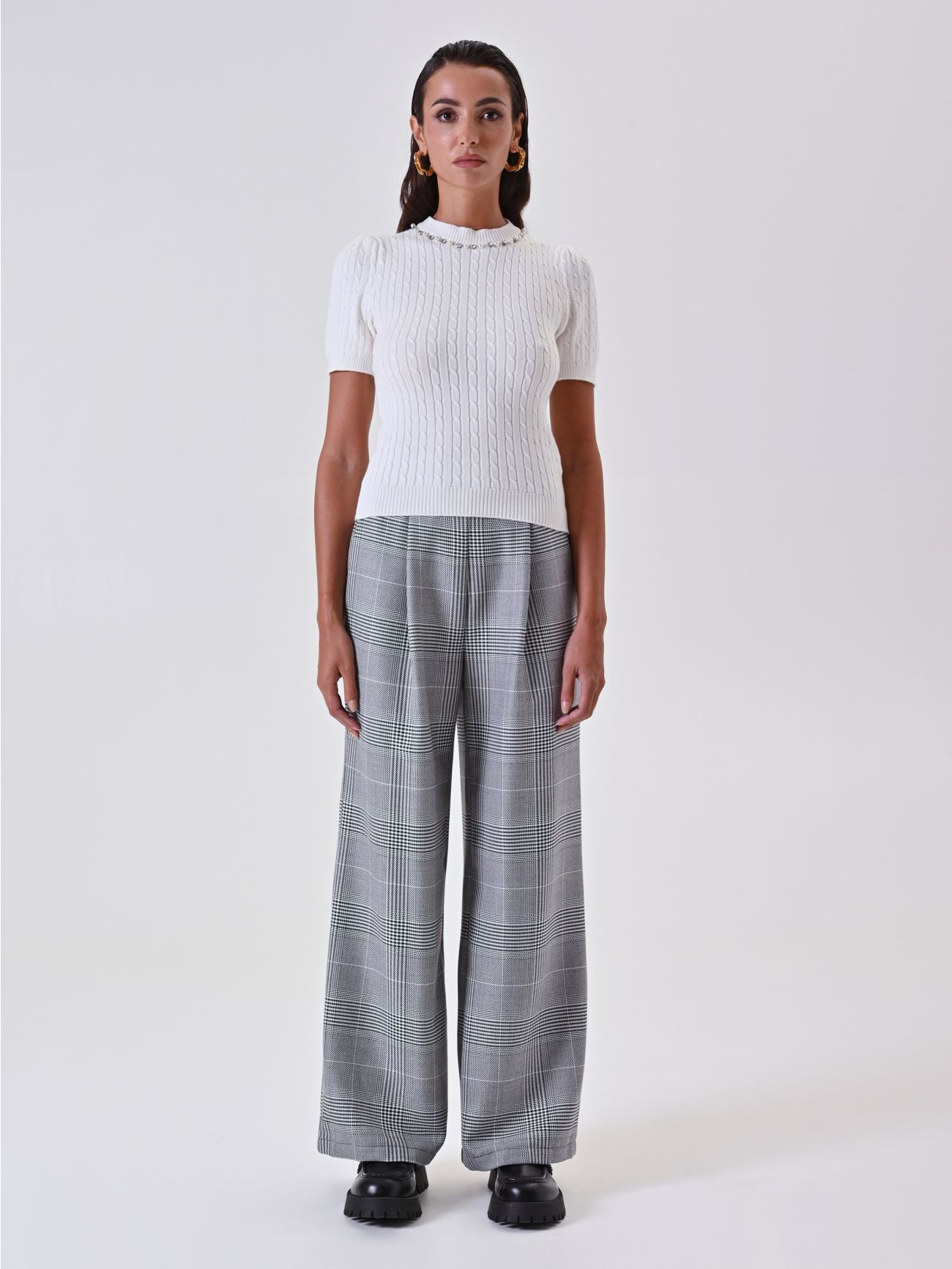 Pull blanc tressé avec perles et pierres det_1
