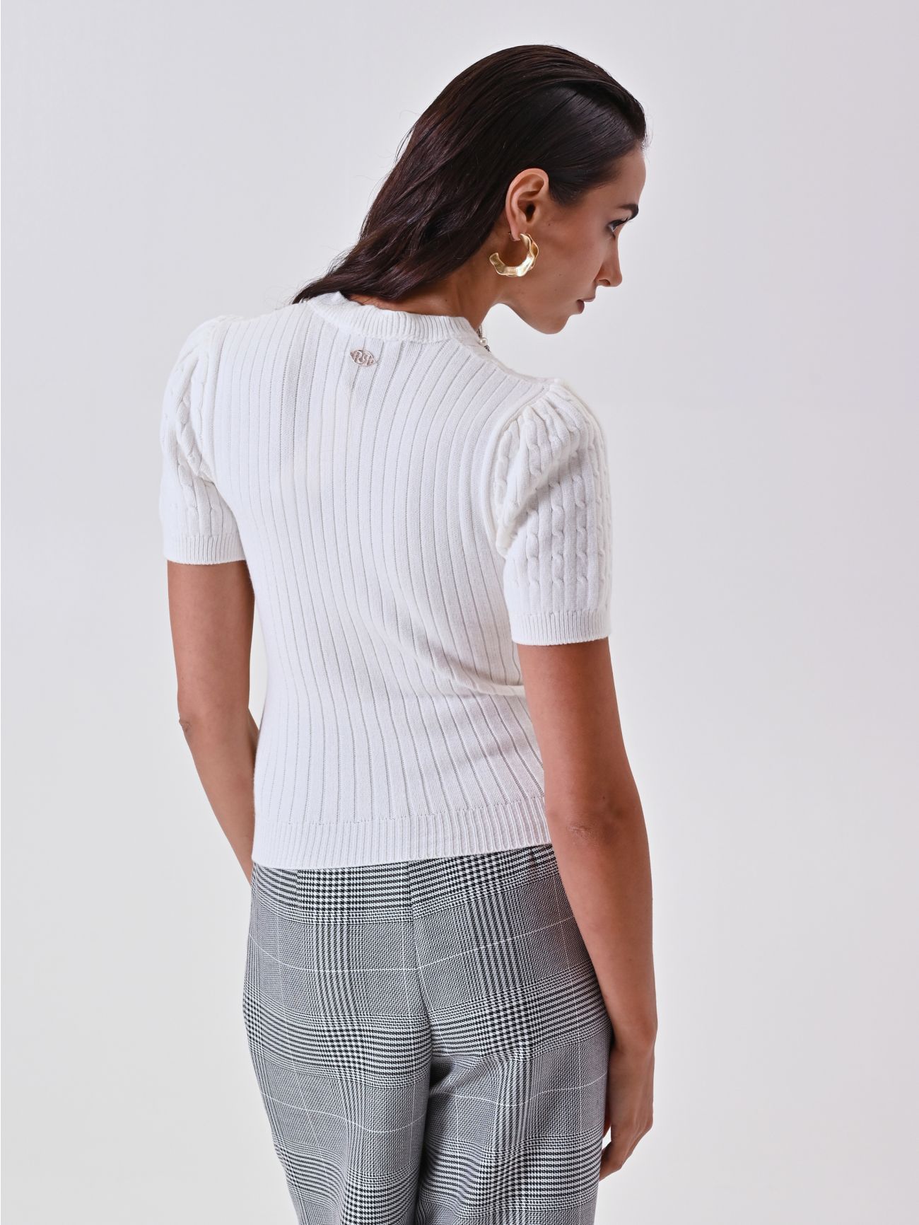 Pull blanc tressé avec perles et pierres det_3