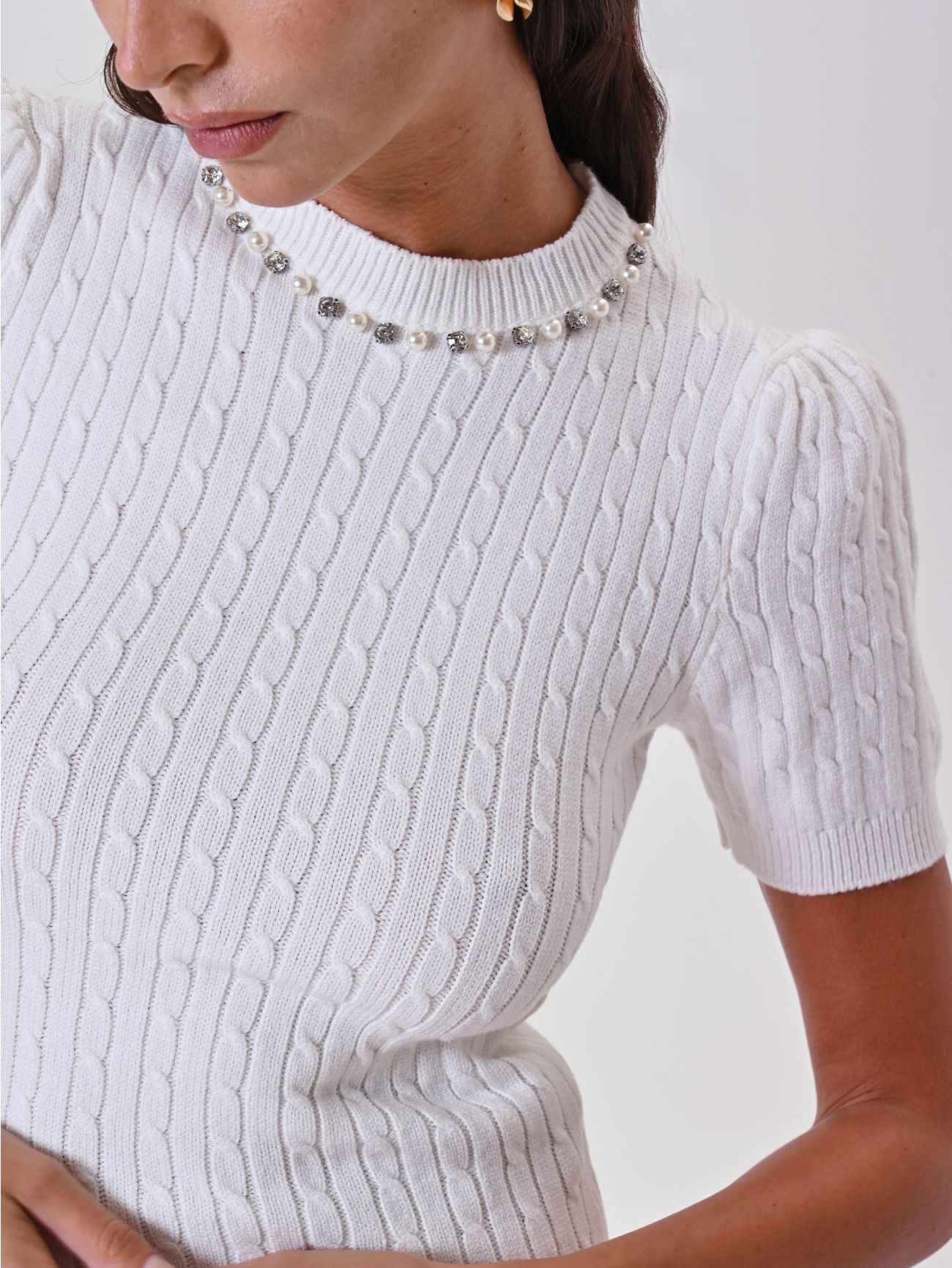 Pull blanc tressé avec perles et pierres in_i5