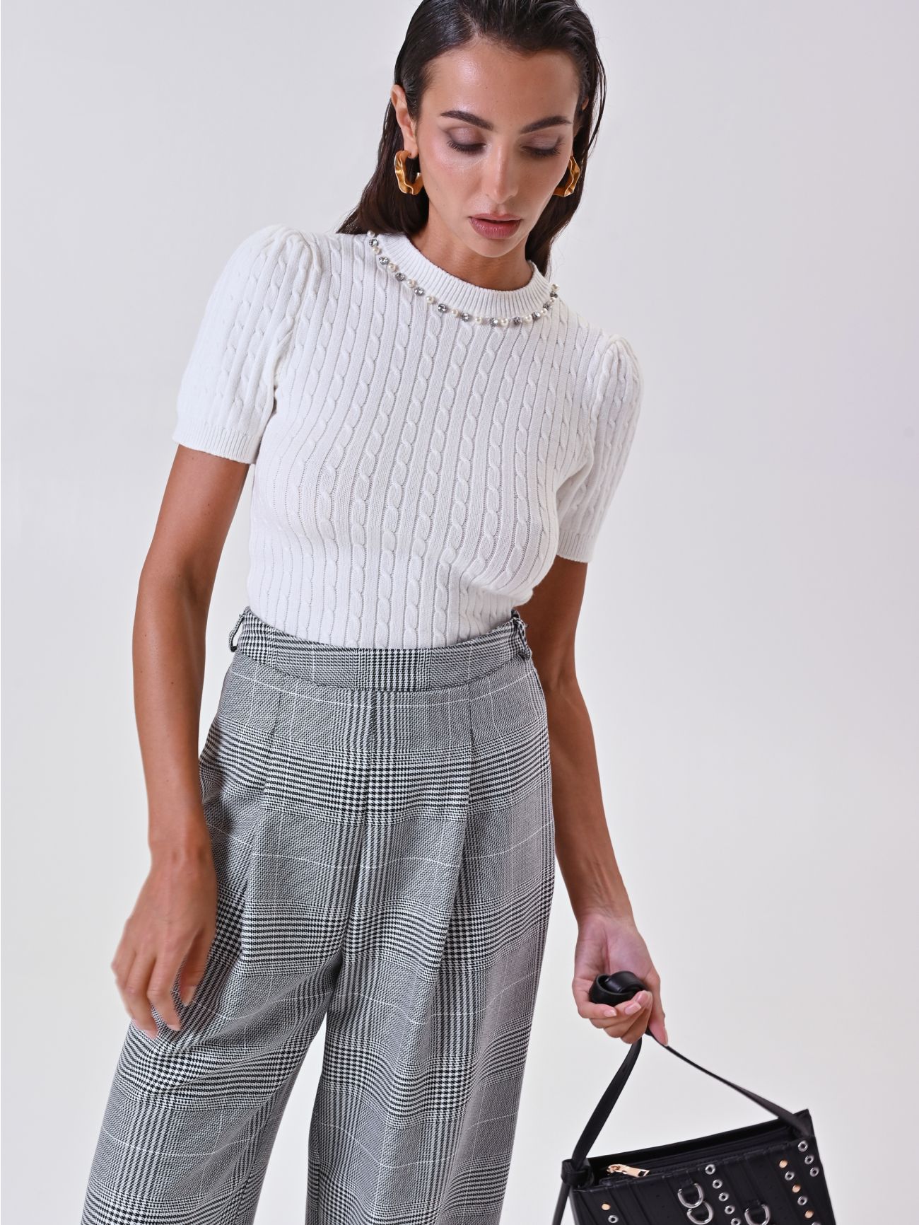 Pull blanc tressé avec perles et pierres sp_e1