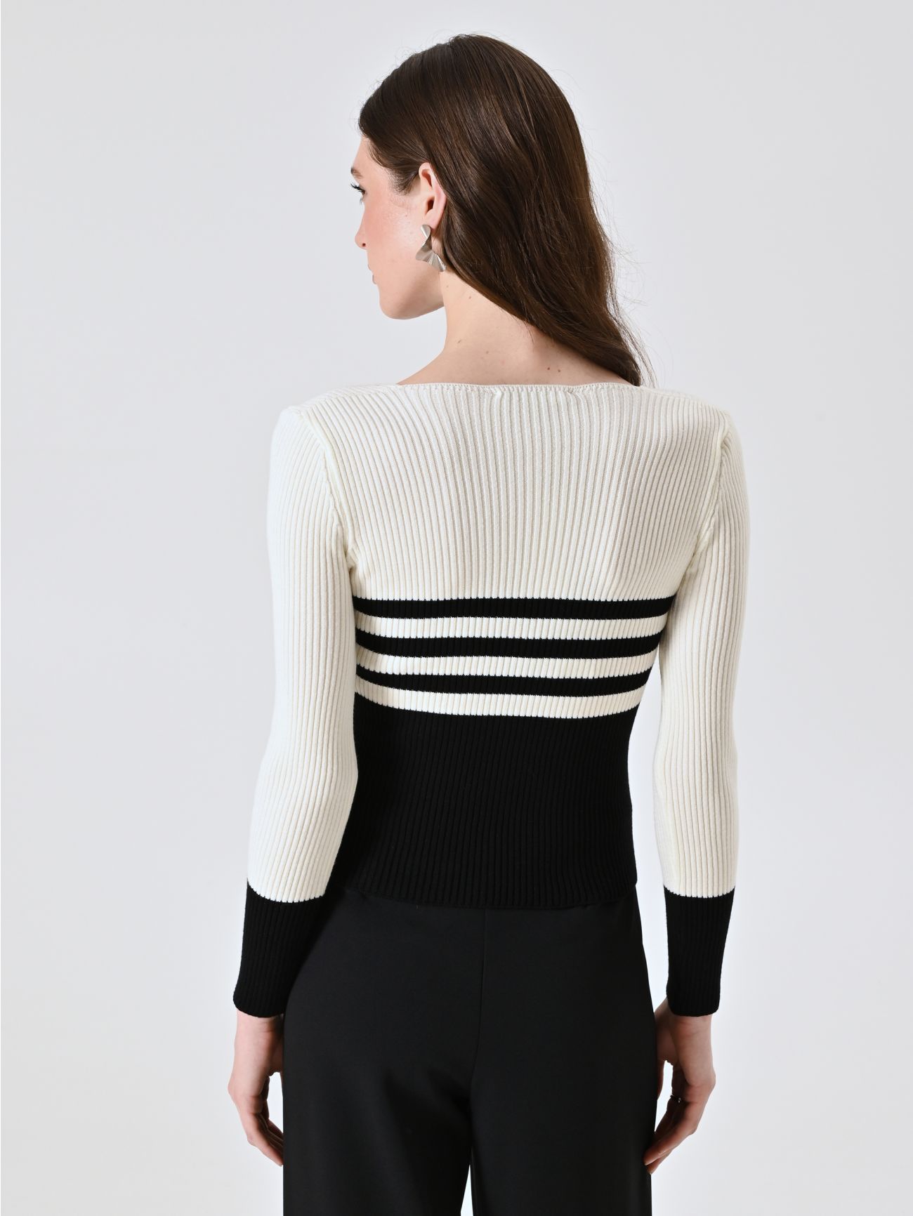 Pull boléro à rayures noires et blanches det_3
