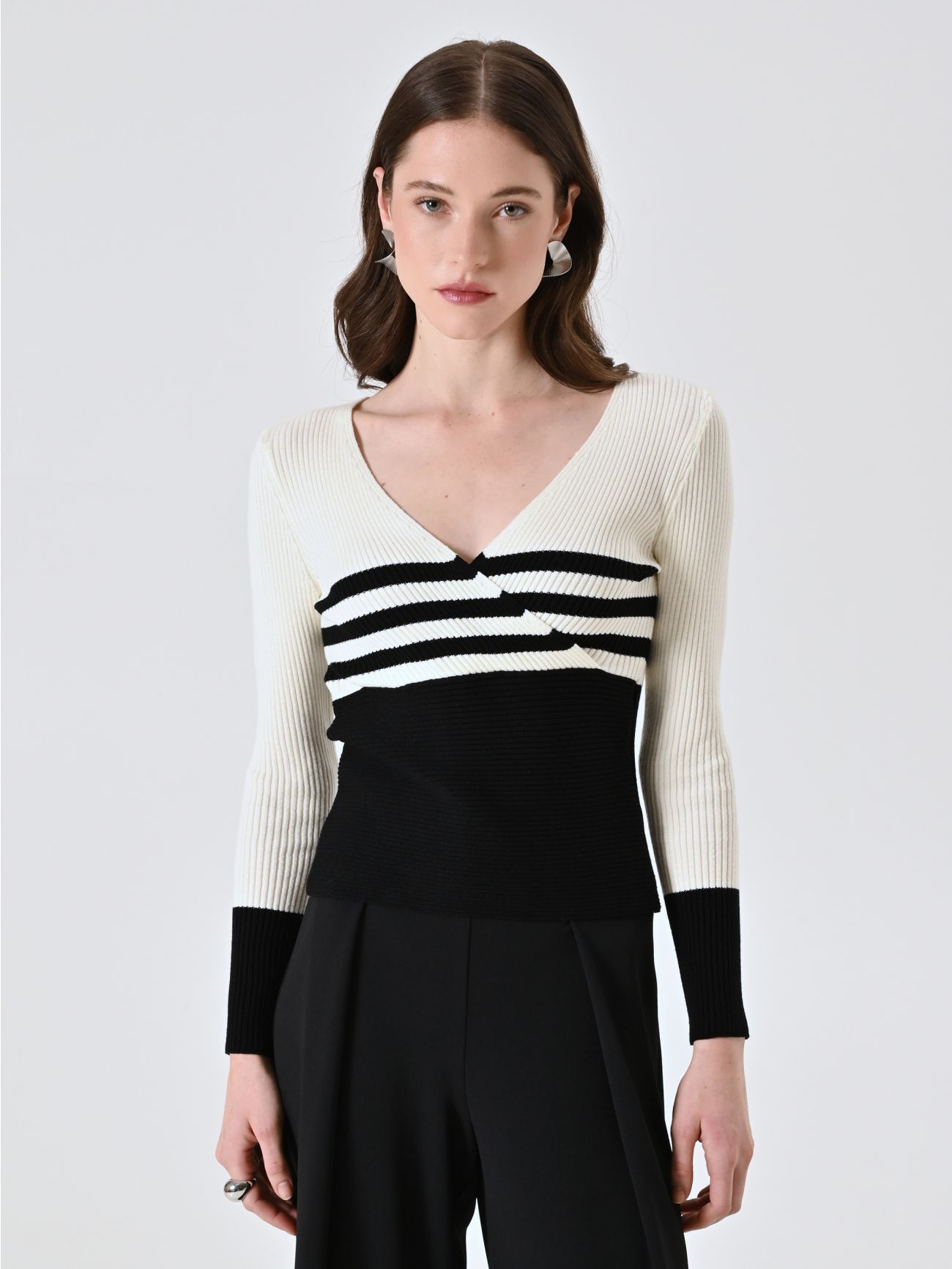 Pull boléro à rayures noires et blanches in_i7