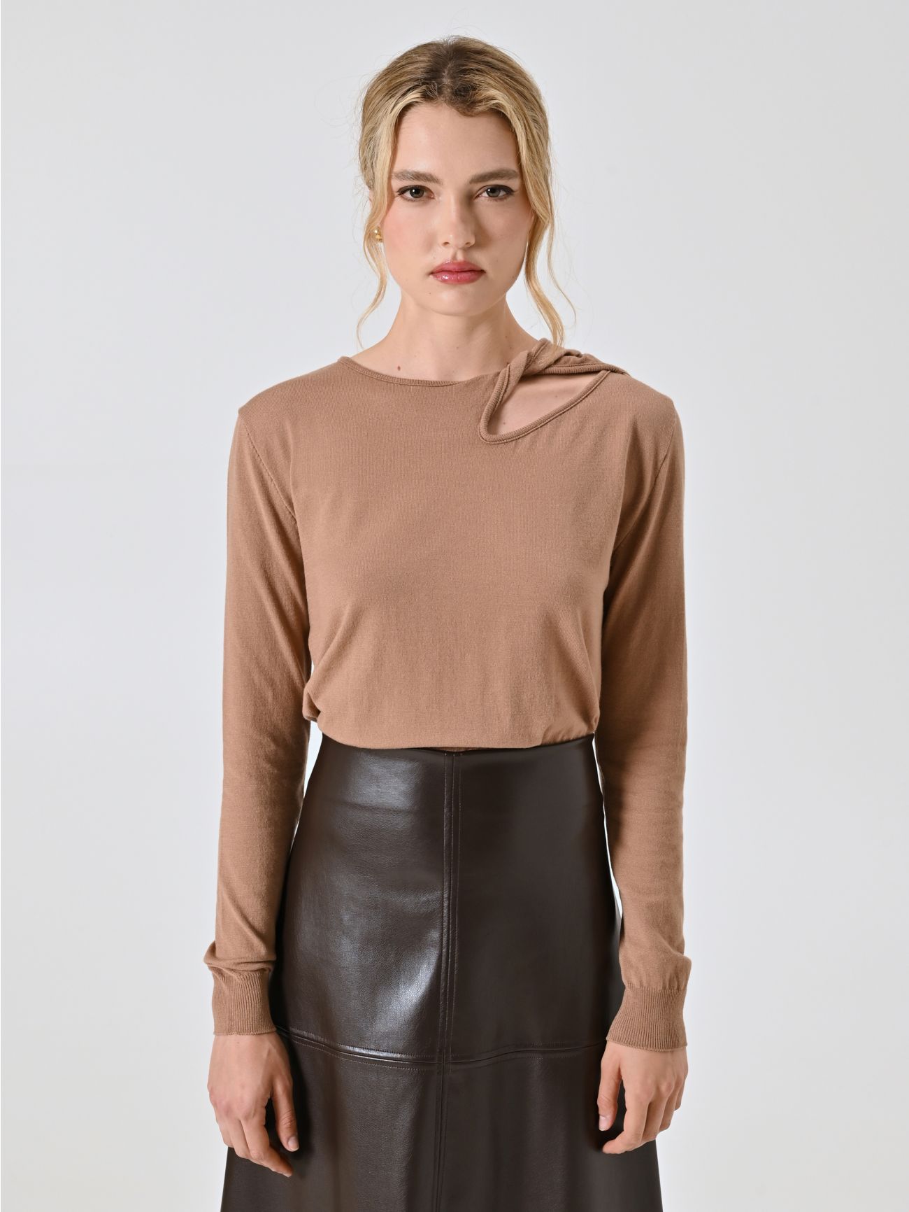 Maglia con Dettaglio Cut Out Cammello det_2