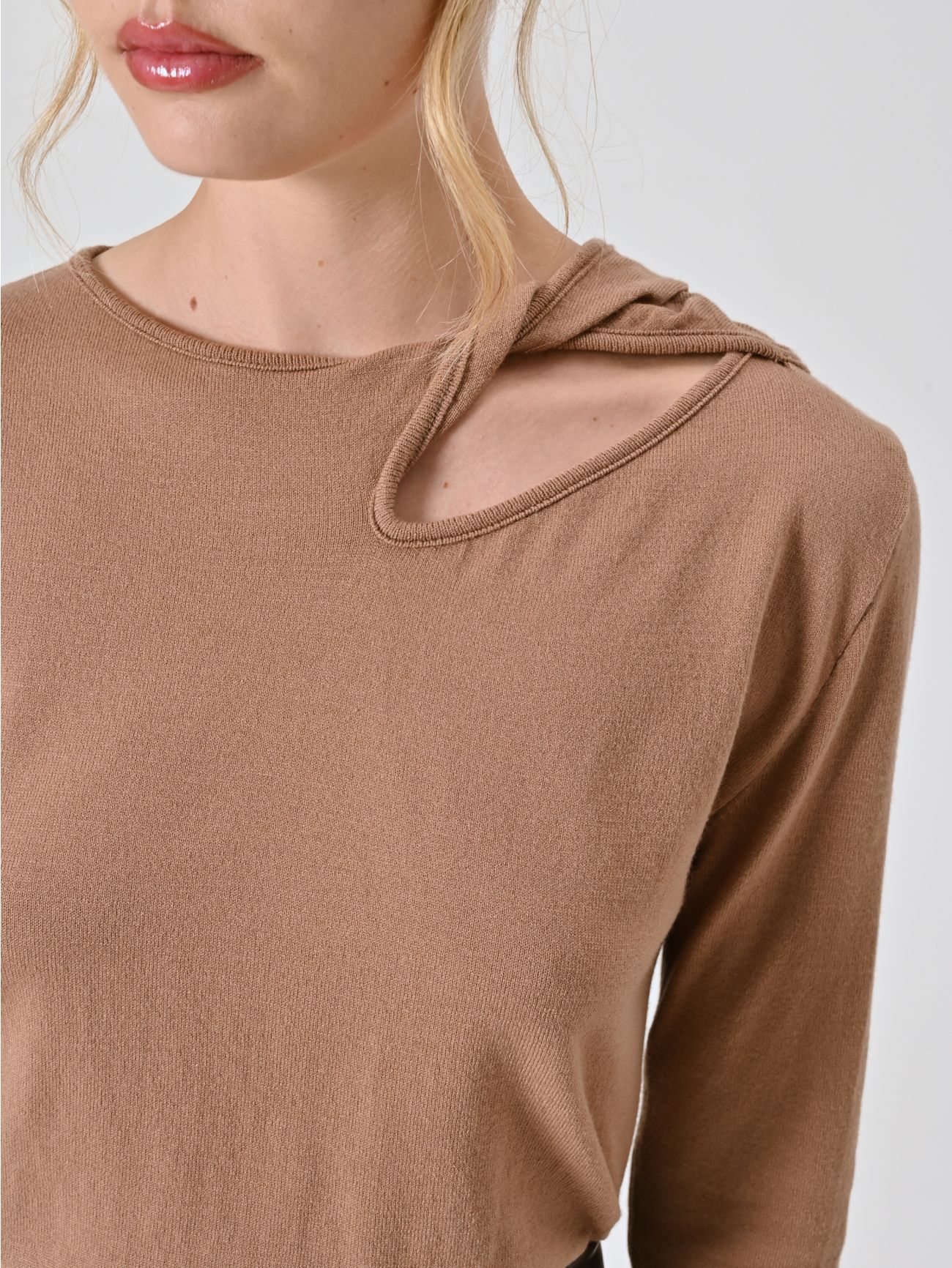 Maglia con Dettaglio Cut Out Cammello in_i5