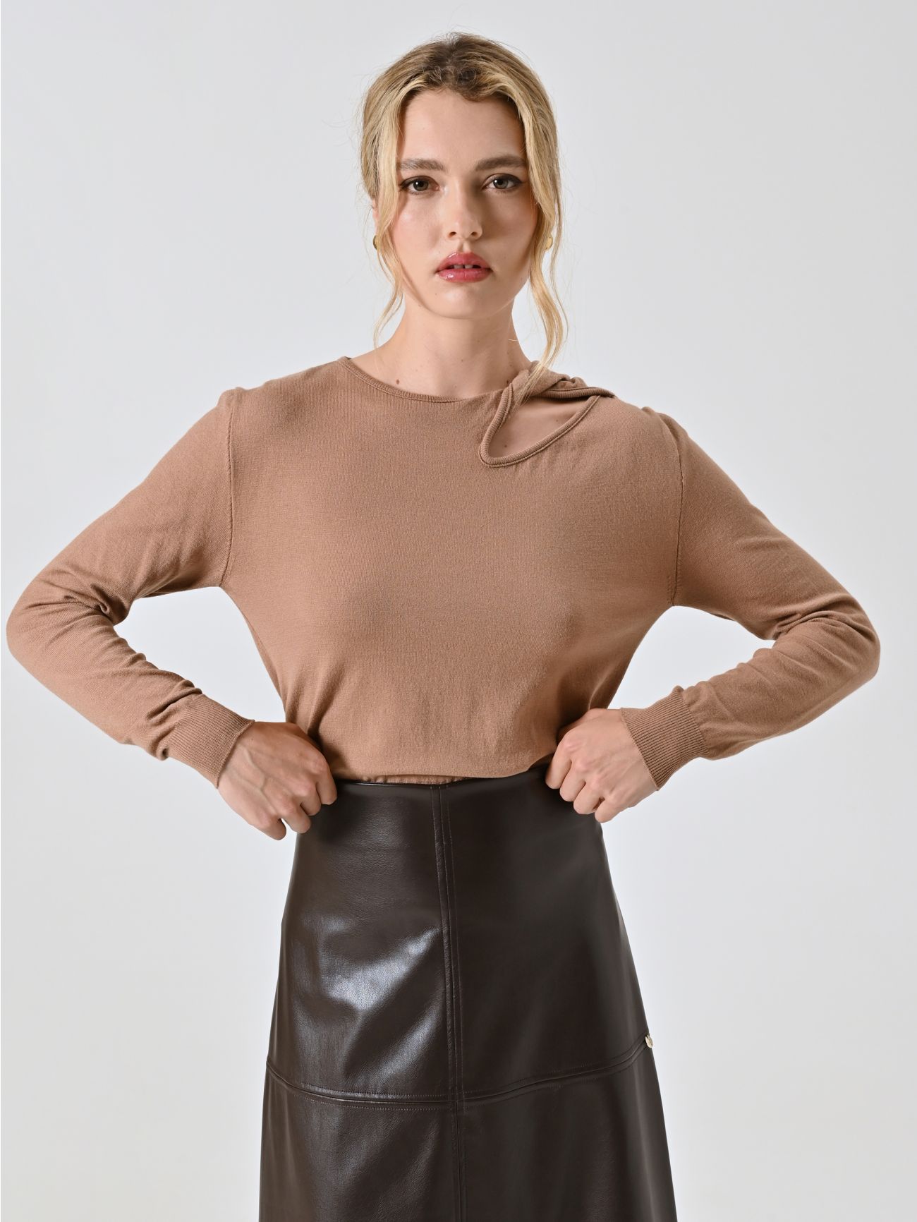 Maglia con Dettaglio Cut Out Cammello in_i7