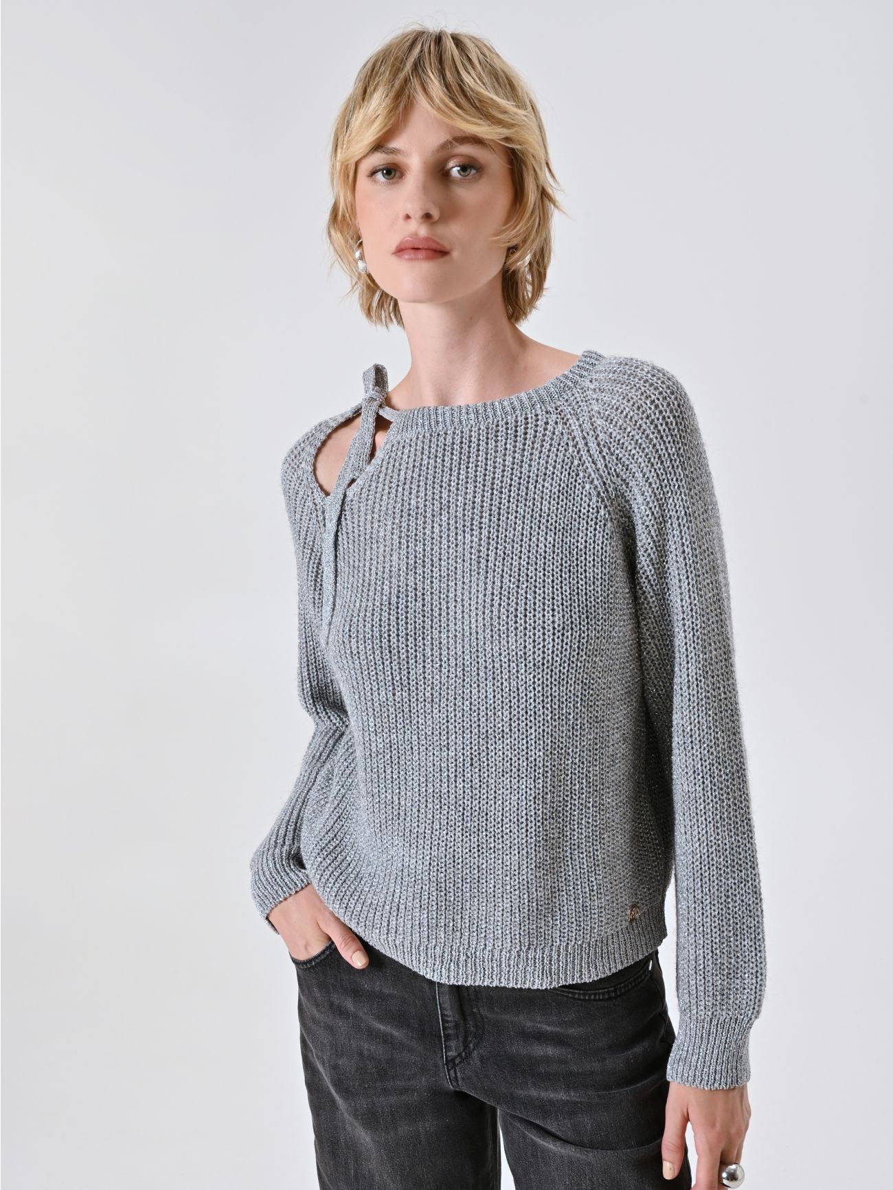 Lurex-Pullover mit Schleife in_i7