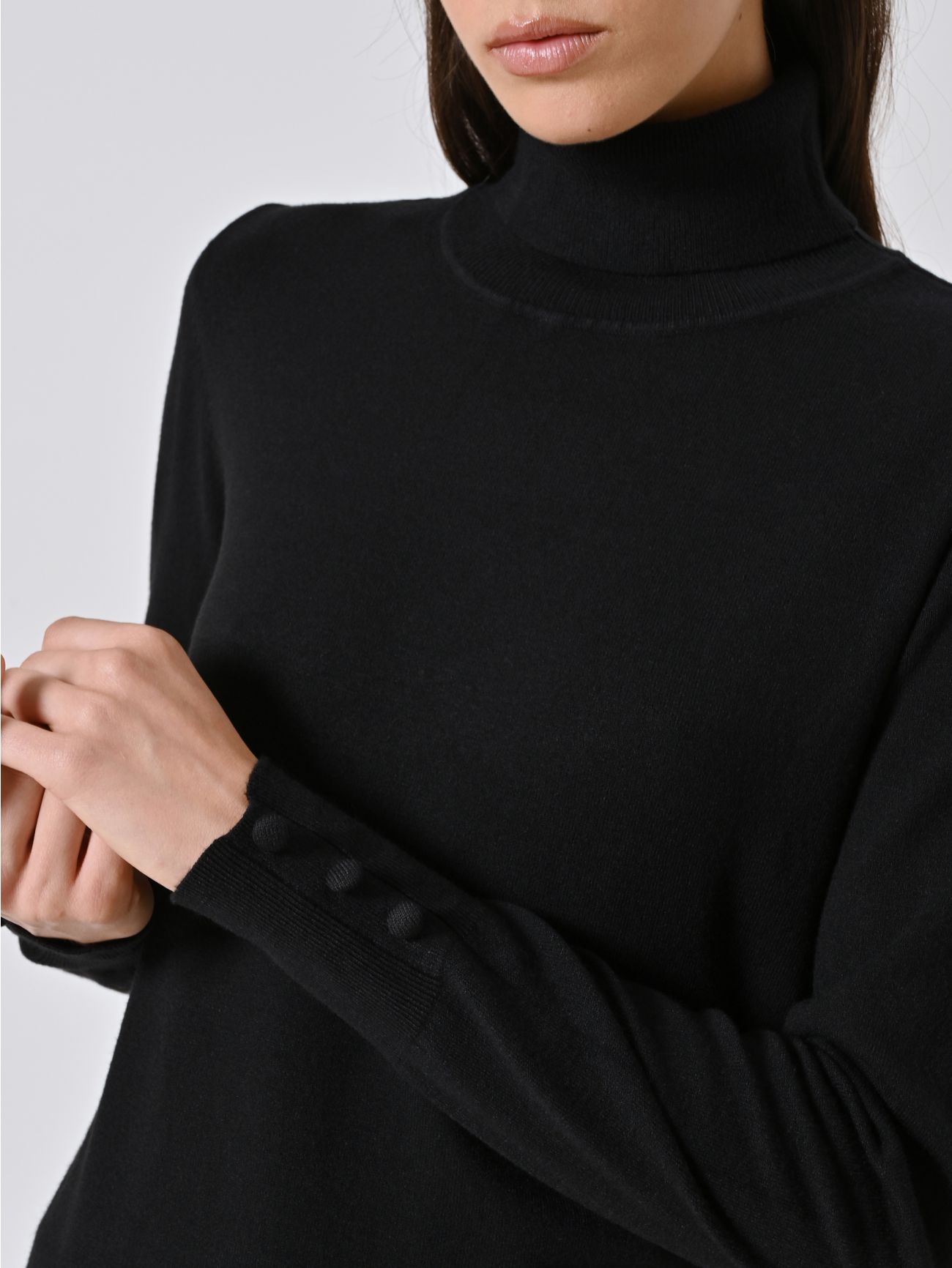 Rollkragenpullover aus schwarzem Strickstoff in_i5