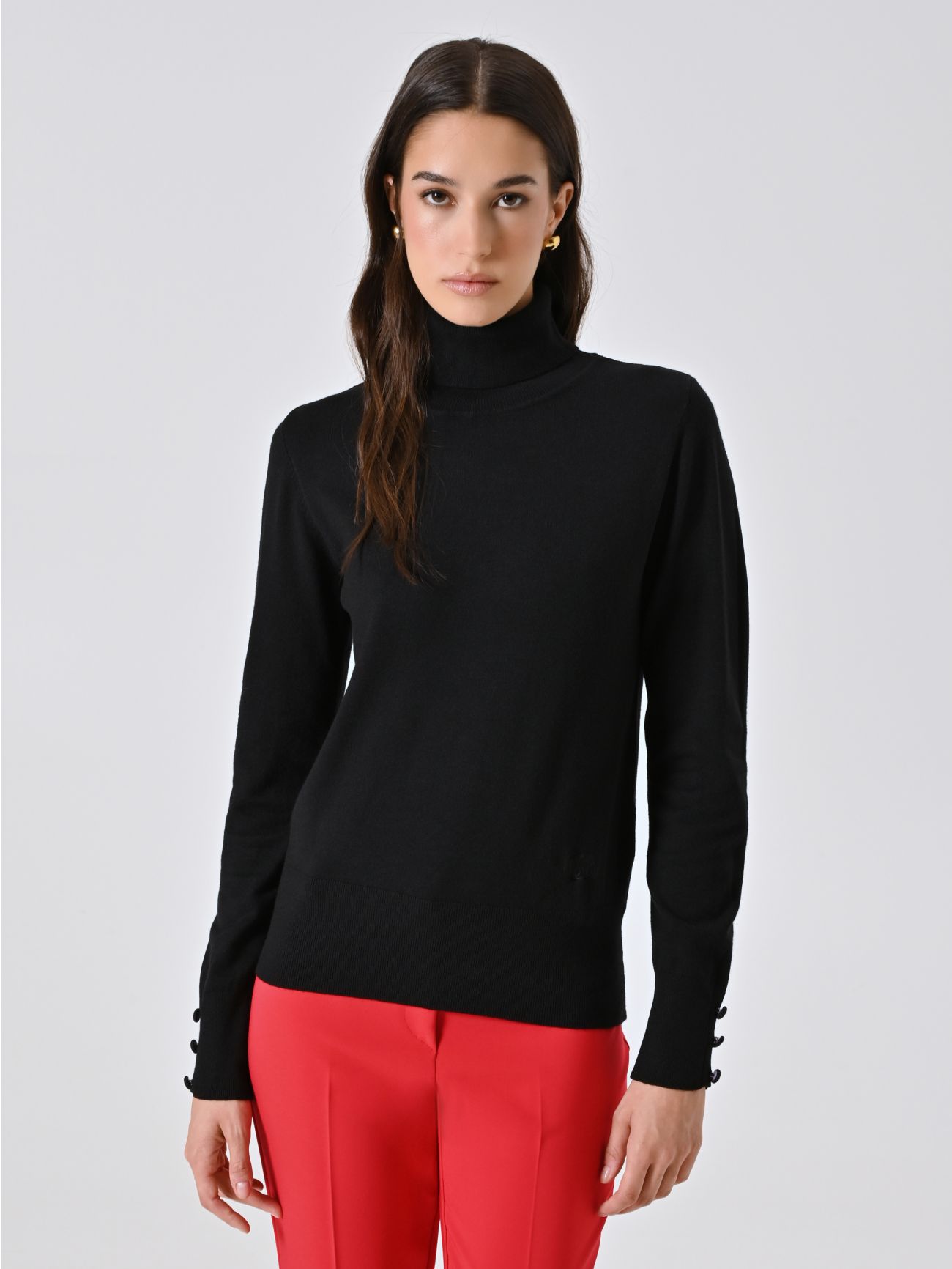 Rollkragenpullover aus schwarzem Strickstoff in_i7