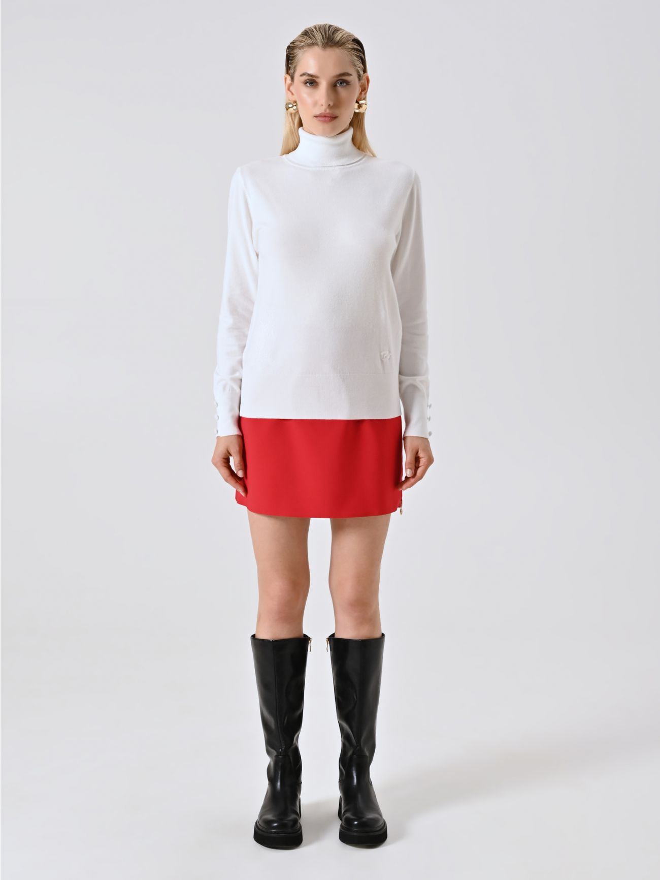 Rollkragenpullover aus weißem Strickstoff det_1