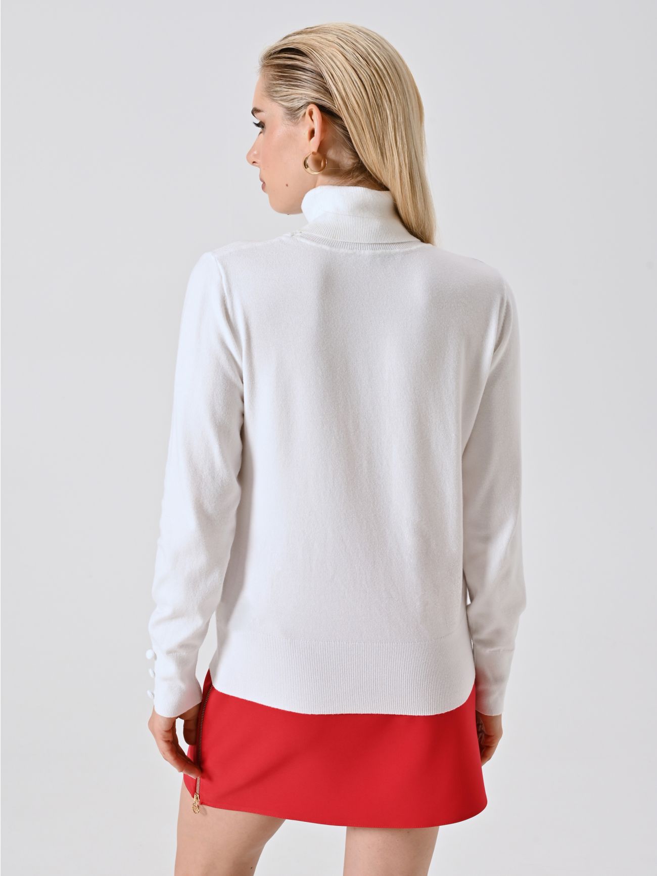 Rollkragenpullover aus weißem Strickstoff det_3