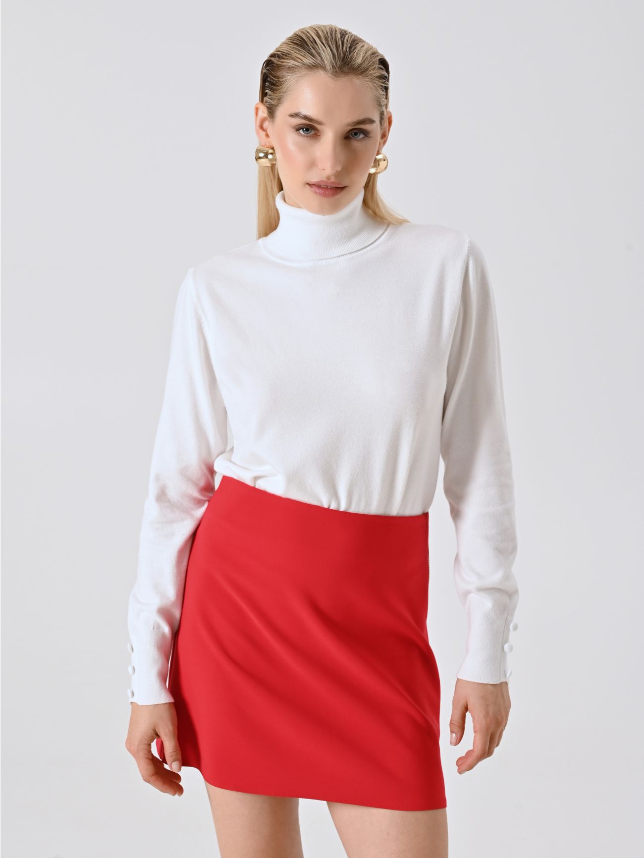 Rollkragenpullover aus weißem Strickstoff in_i7