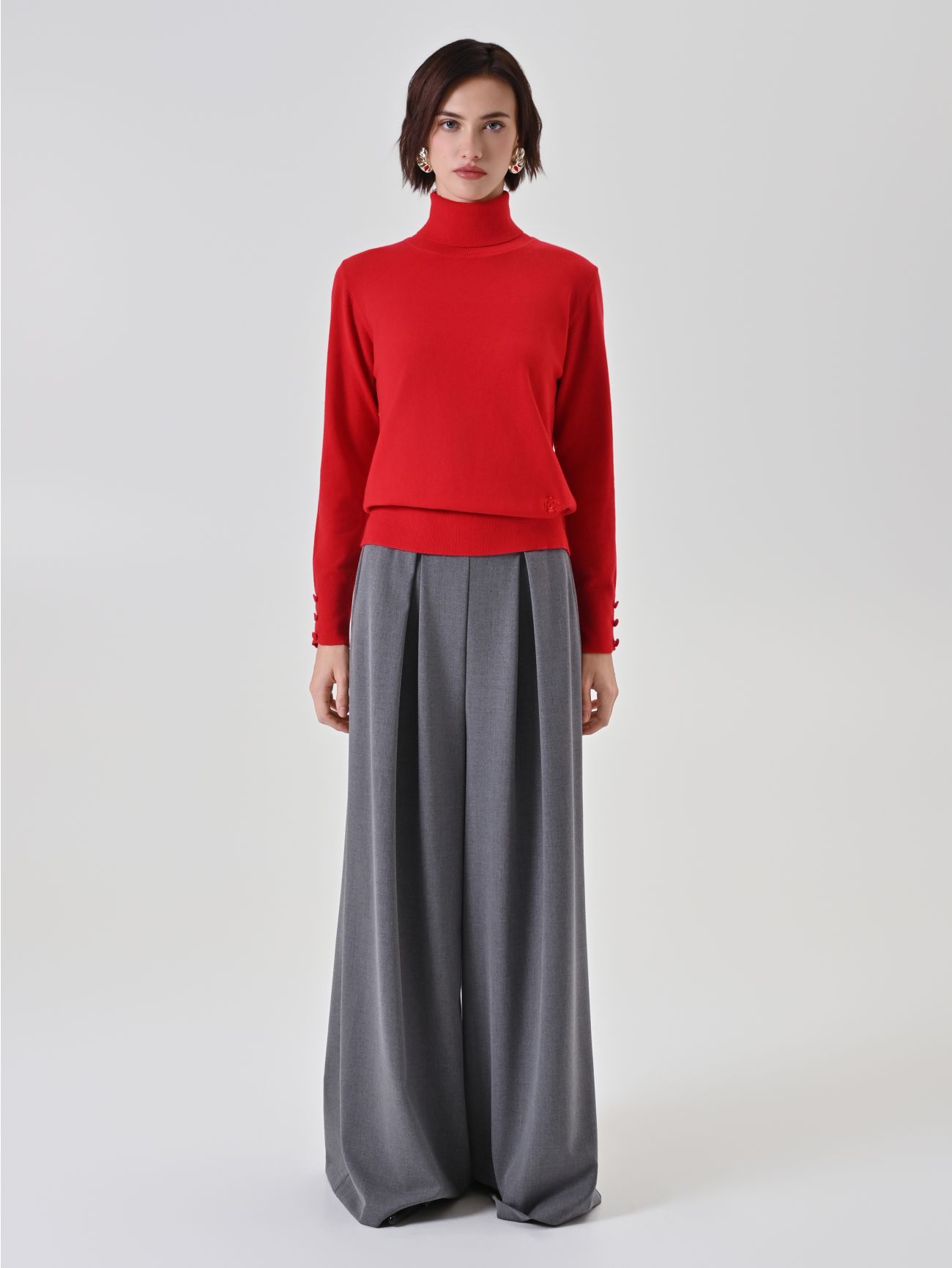 Maglia dolcevita rossa con bottoncini decorativi det_1