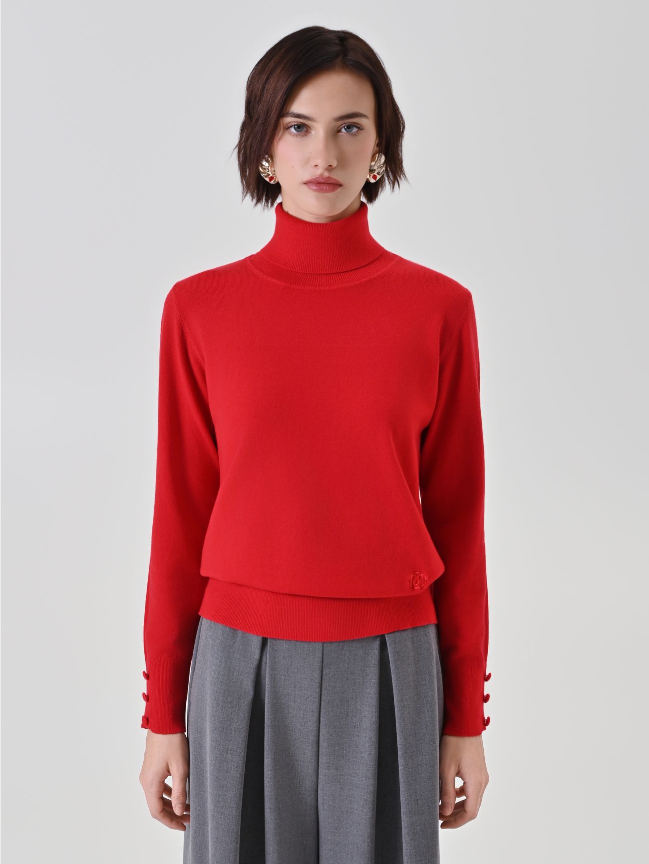 Maglia dolcevita rossa con bottoncini decorativi det_2