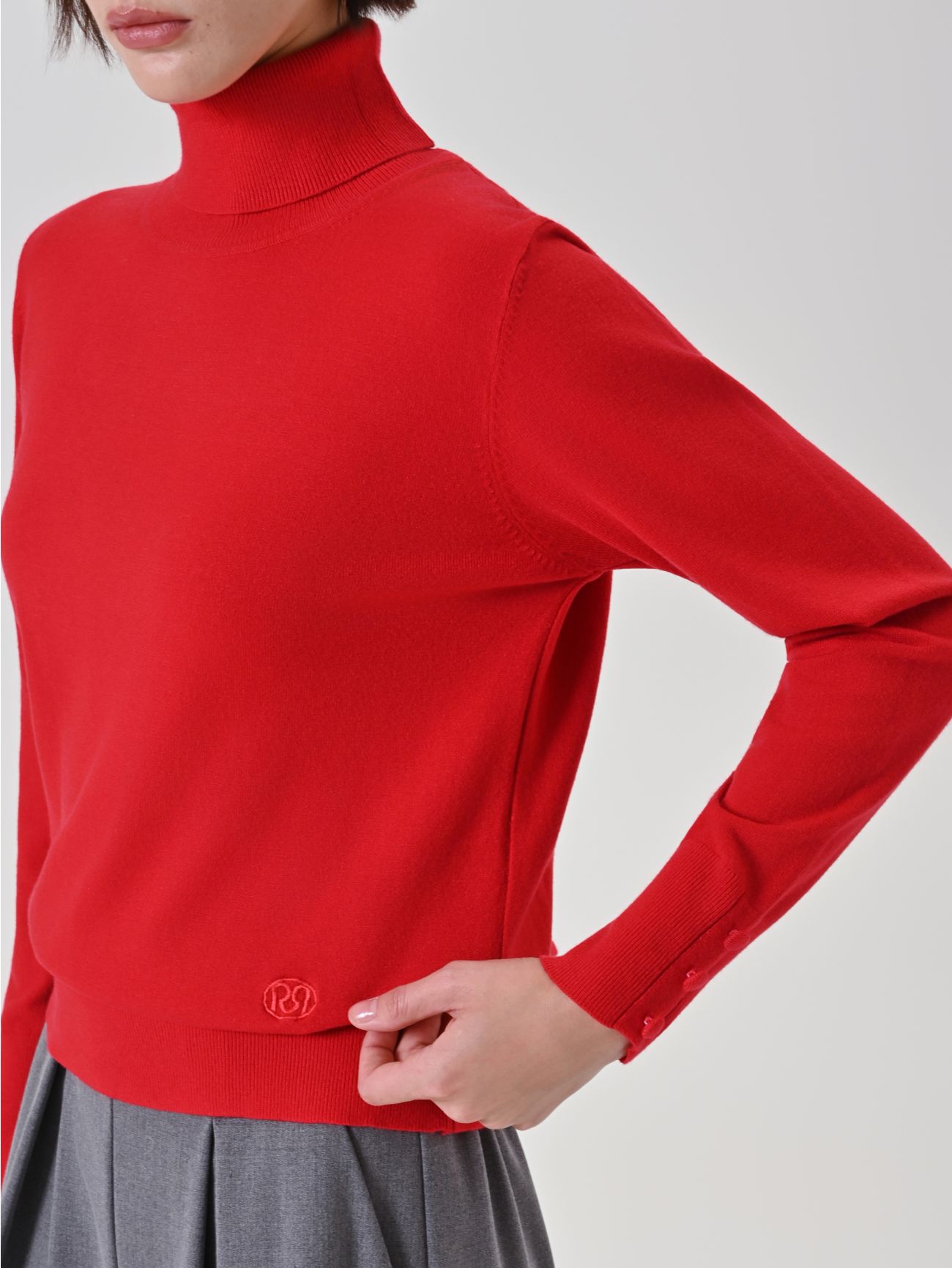 Maglia dolcevita rossa con bottoncini decorativi in_i5