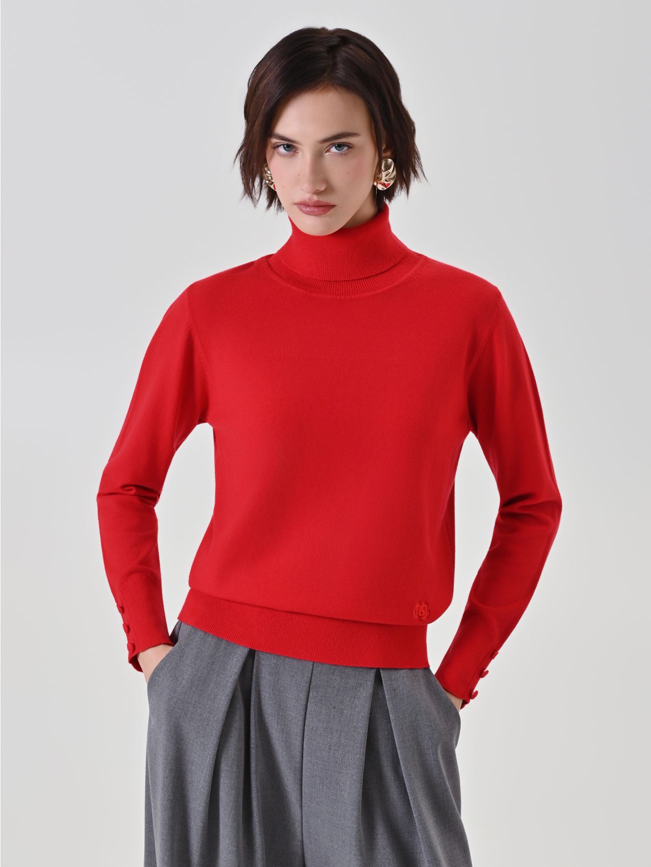 Maglia dolcevita rossa con bottoncini decorativi in_i7