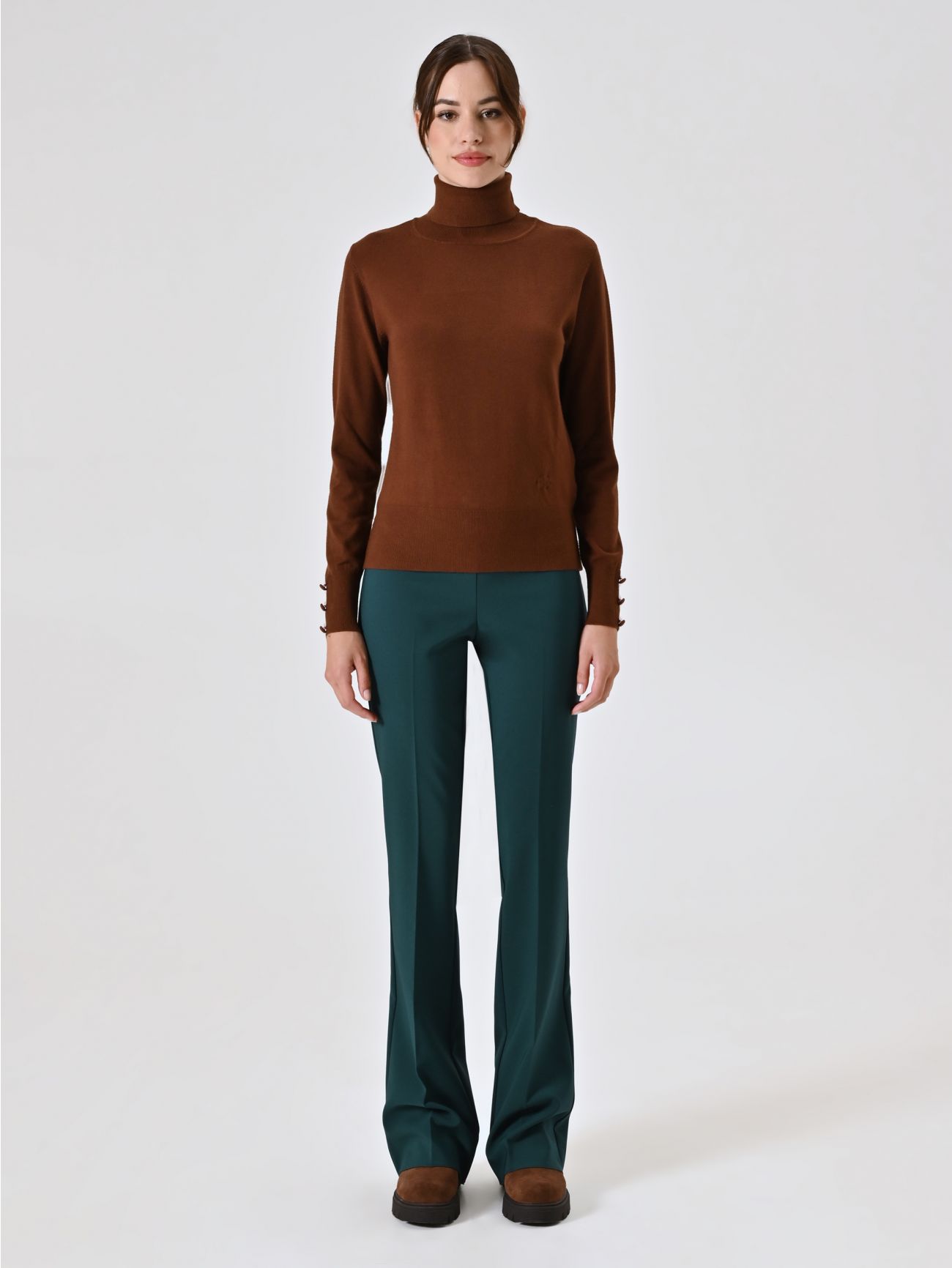 Rollkragenpullover aus braunem Strickstoff det_1