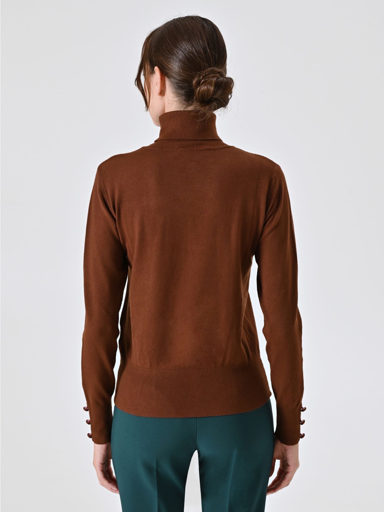 Rollkragenpullover aus braunem Strickstoff det_3