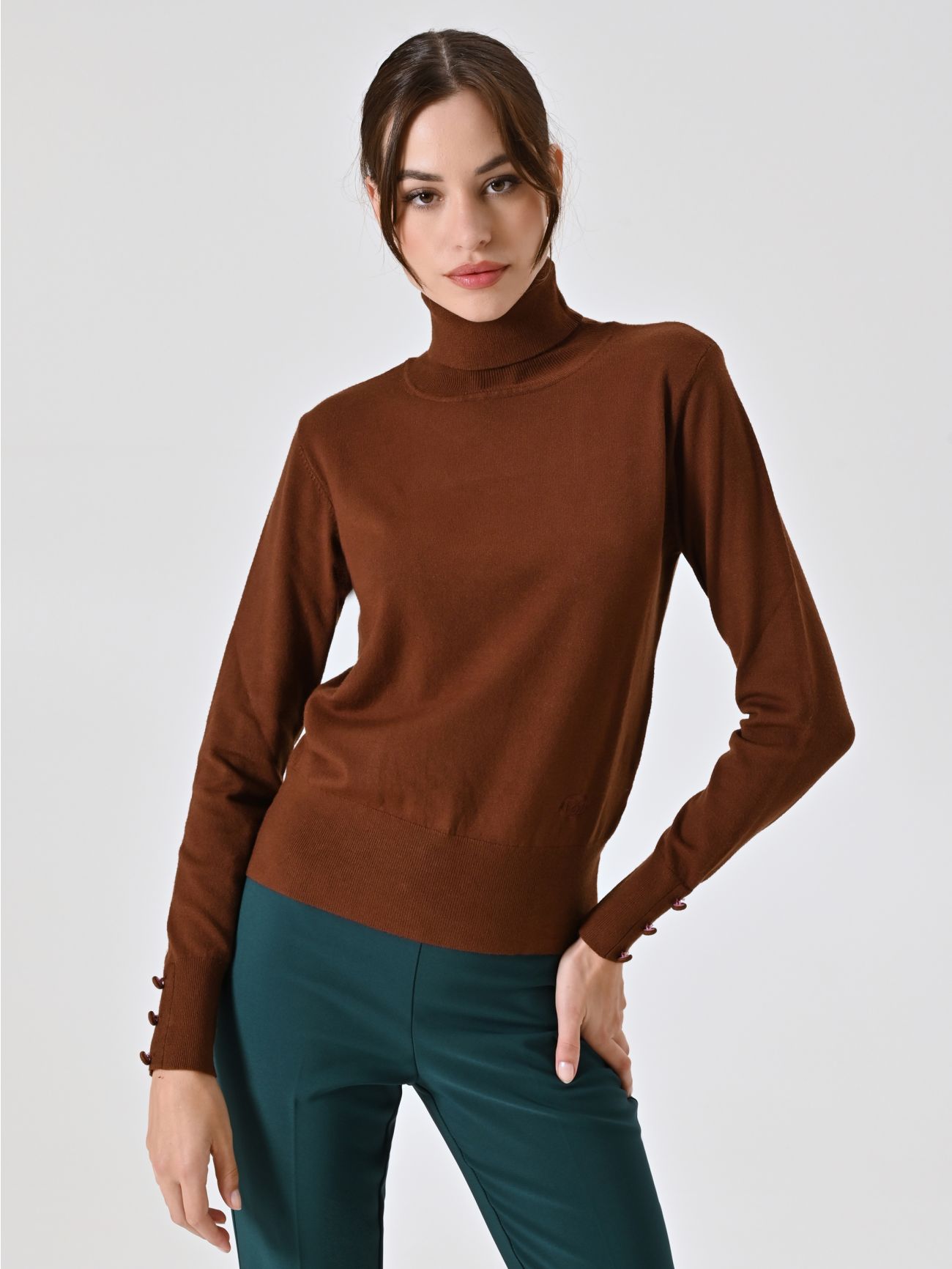 Rollkragenpullover aus braunem Strickstoff in_i7