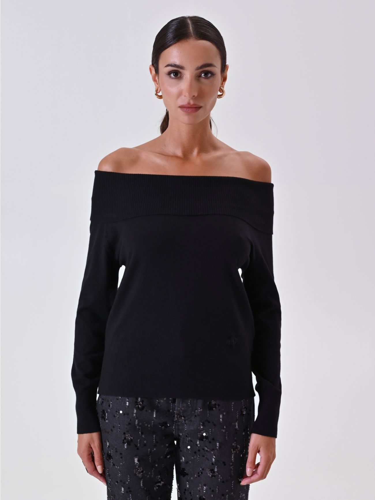 Maglia Nera con Collo Ribaltato det_2