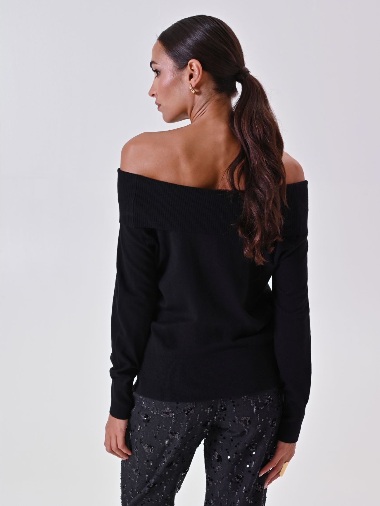 Maglia Nera con Collo Ribaltato det_3