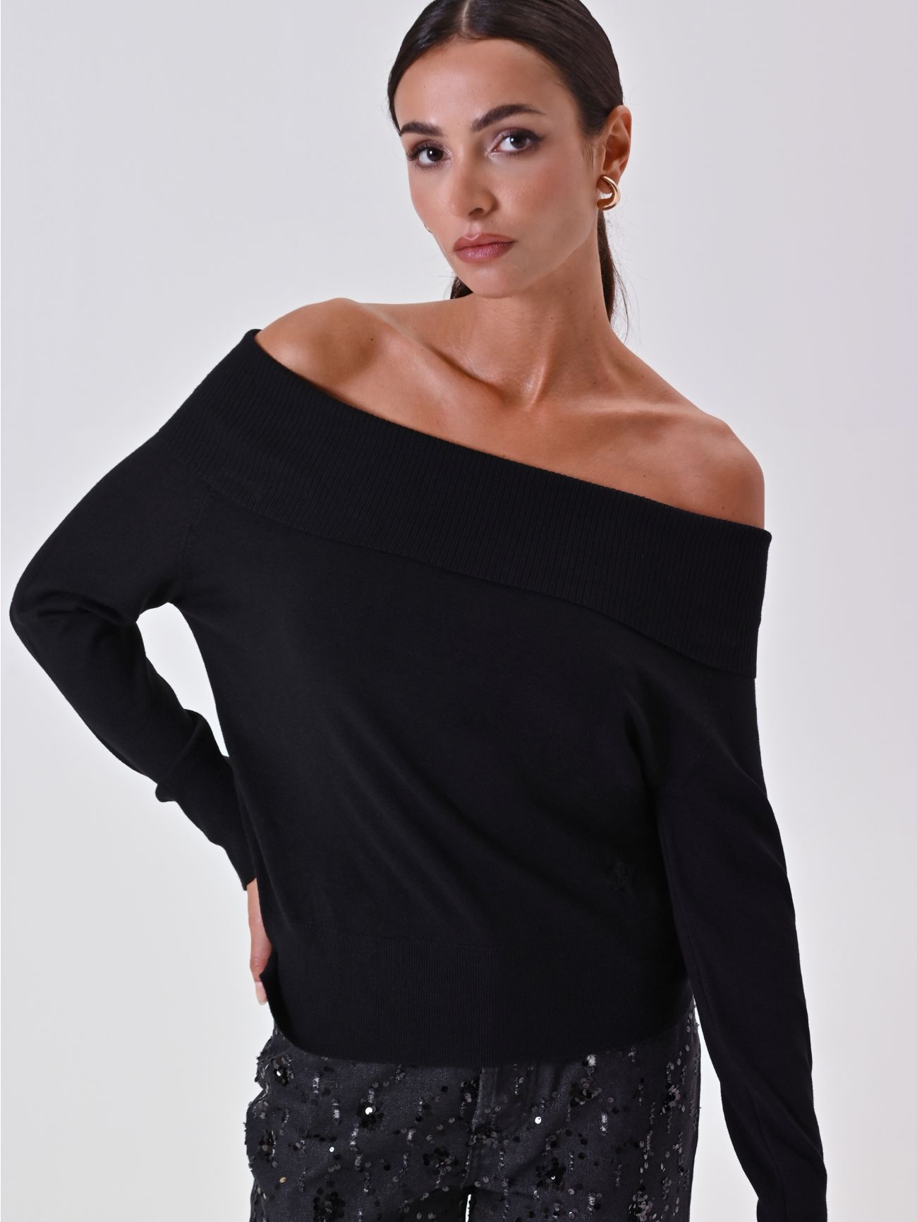 Maglia Nera con Collo Ribaltato in_i7