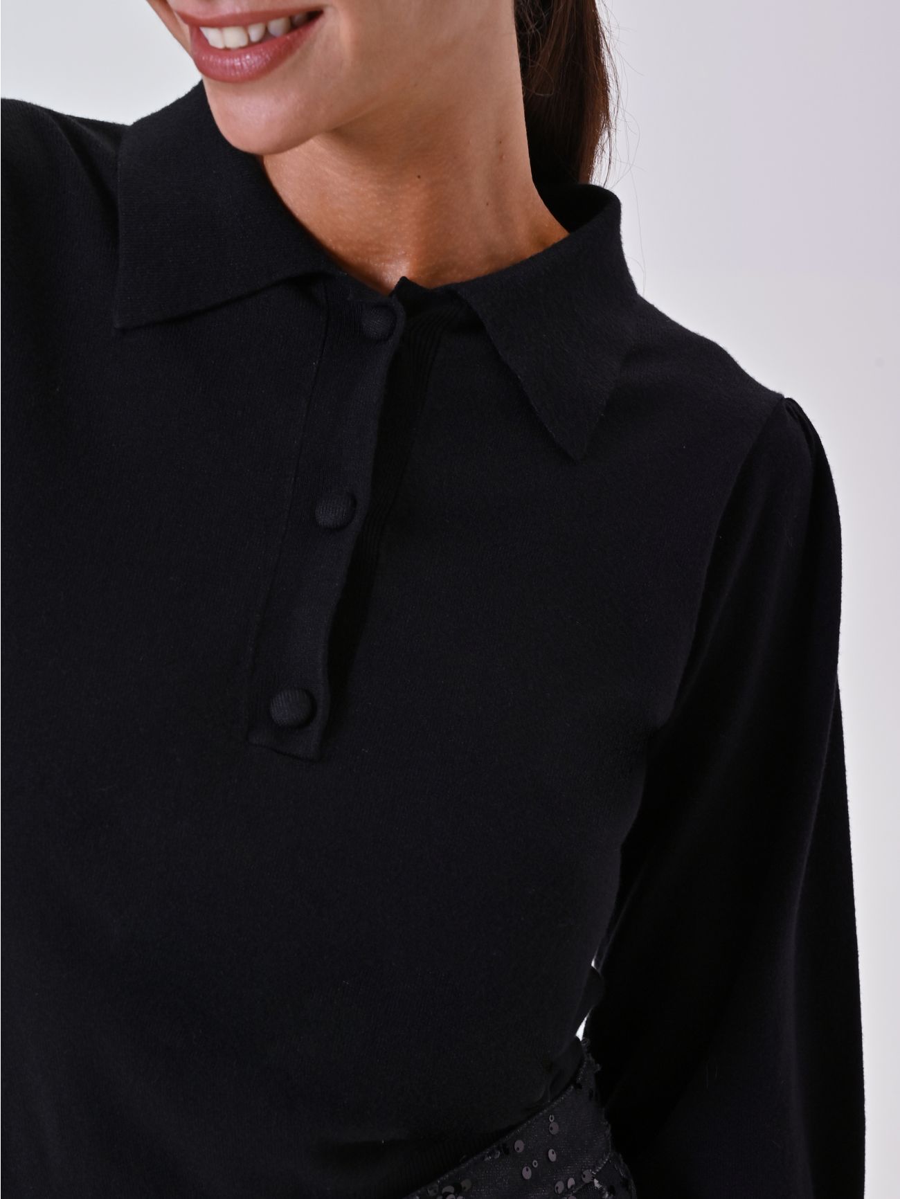 Polo Nera in Maglia con Bottoni Ricoperti in_i5