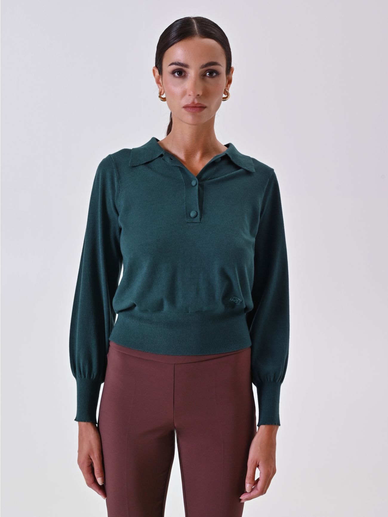 Polo vert en maille avec boutons recouverts de tissu det_2