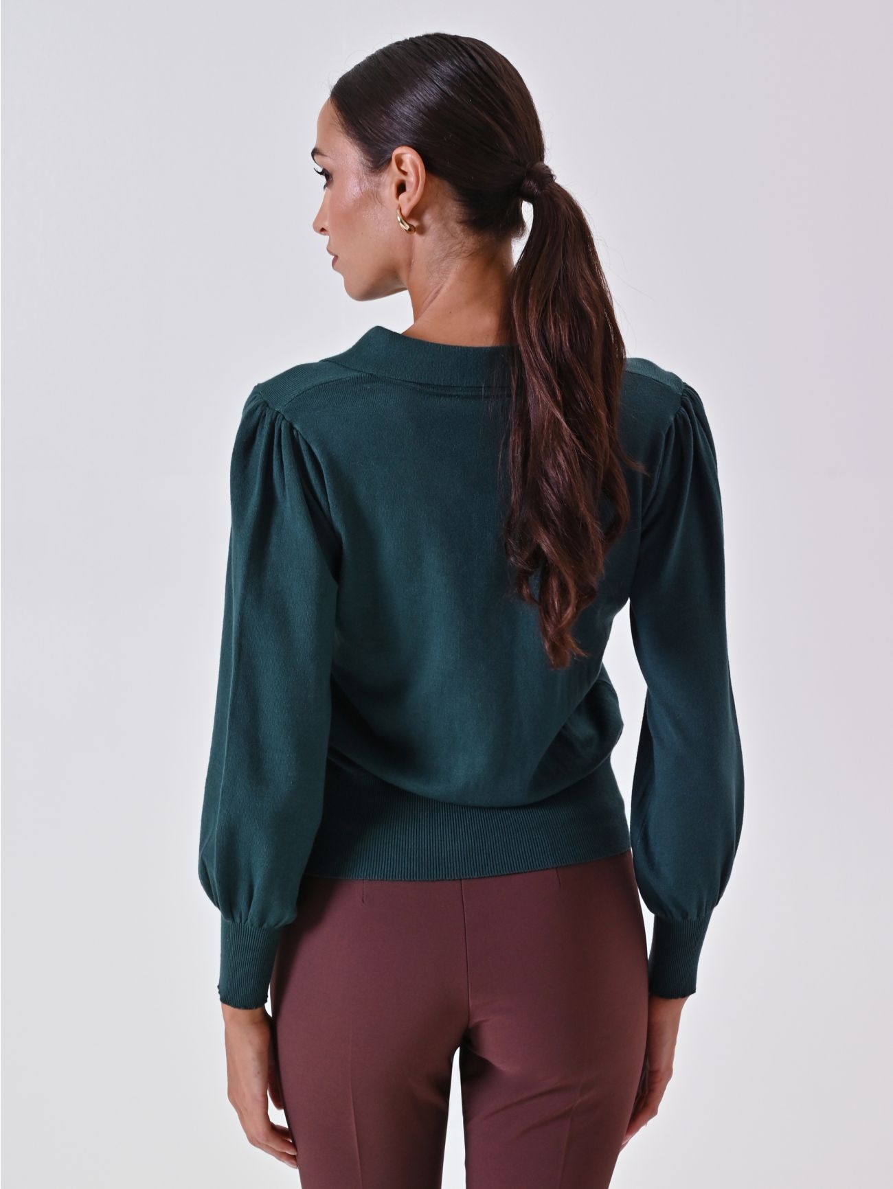 Polo vert en maille avec boutons recouverts de tissu det_3