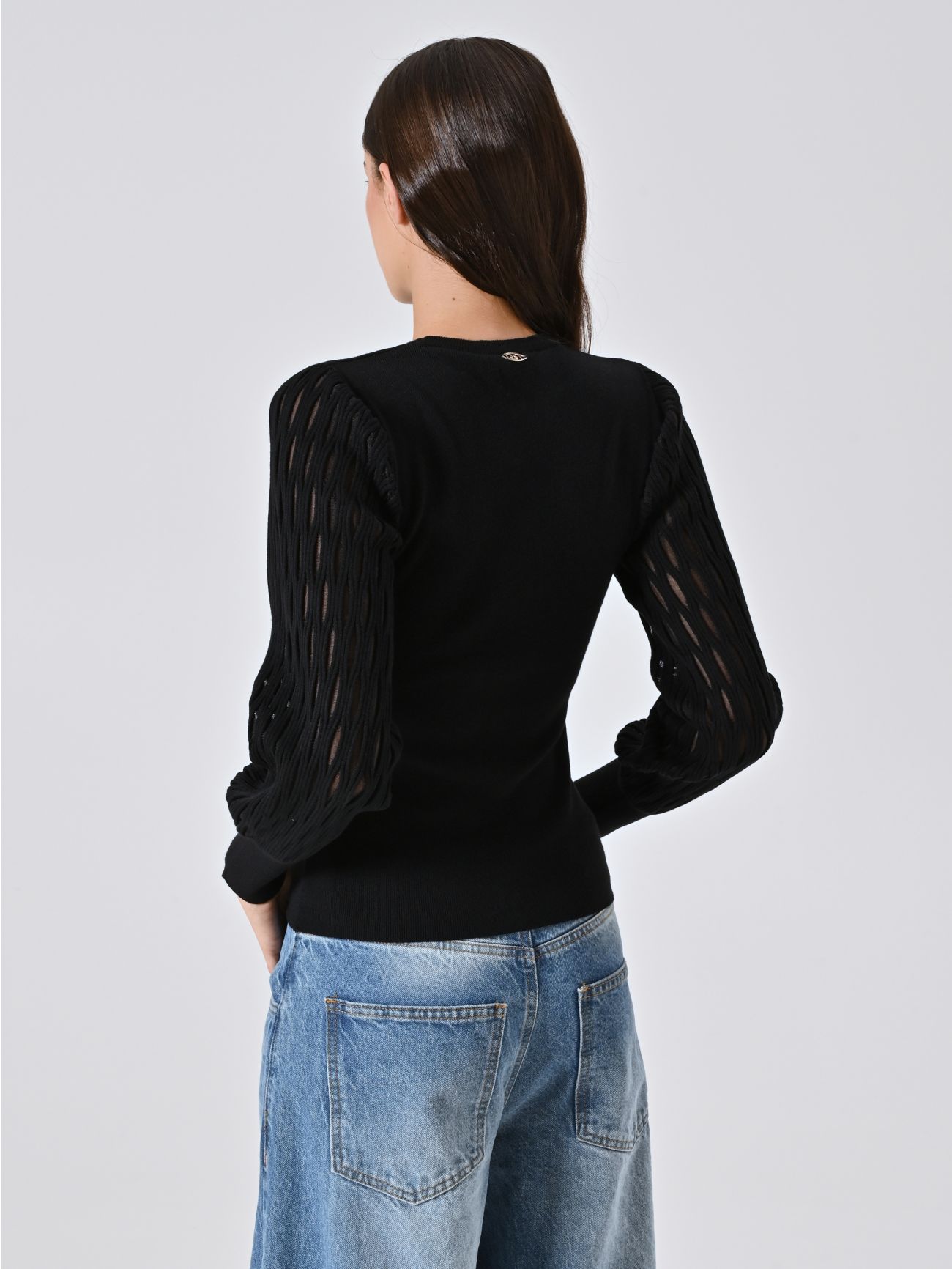 Schwarzer Pullover mit Rundhalsausschnitt det_3
