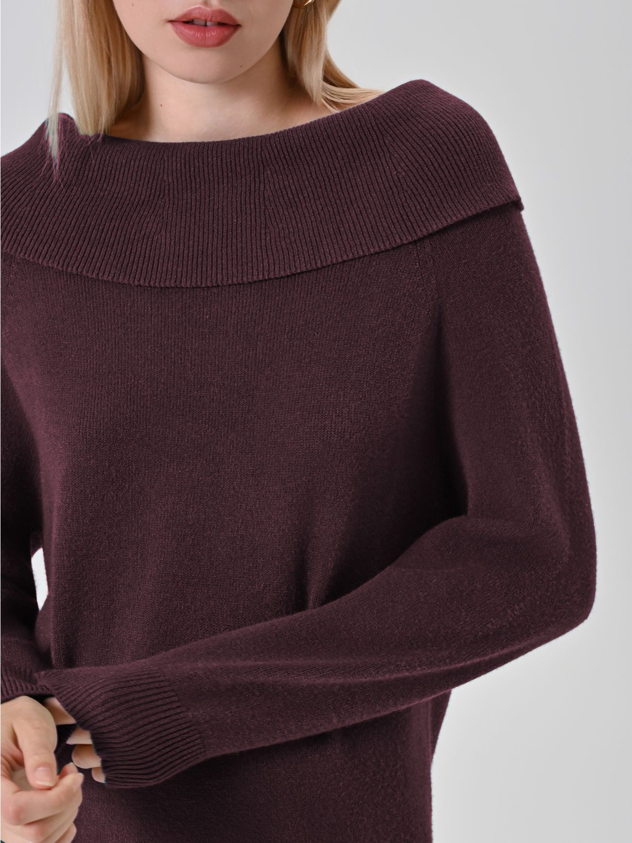 Robe en maille bordeaux à col roulé in_i5