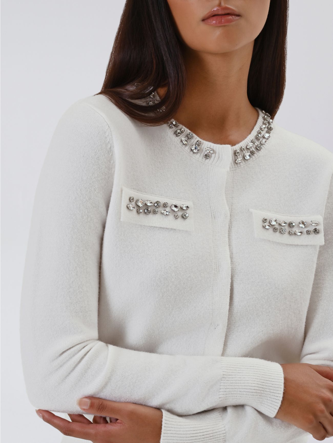 Cardigan duveteux blanc orné de pierres in_i5