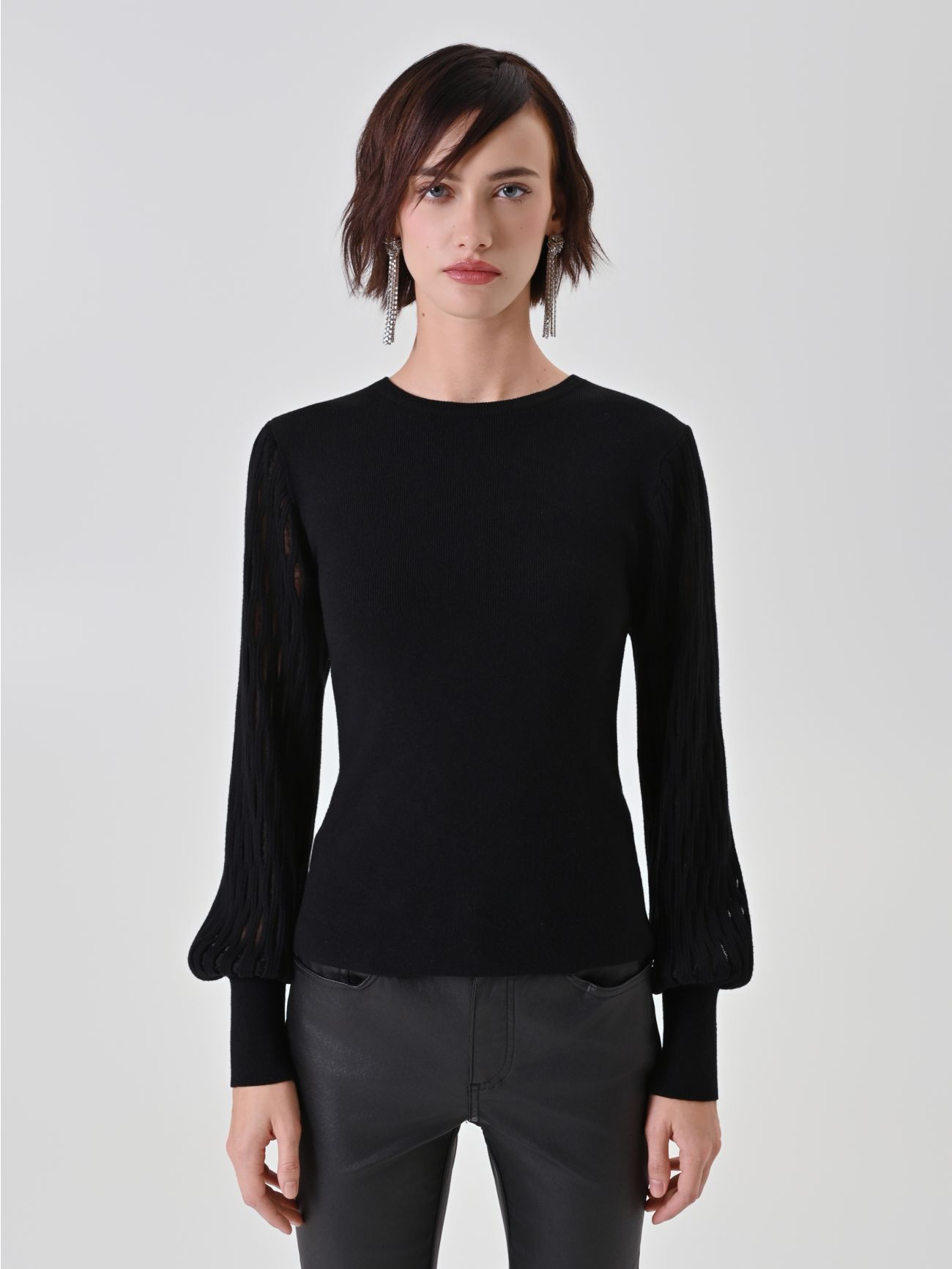 Maglia nera con maniche traforate det_2