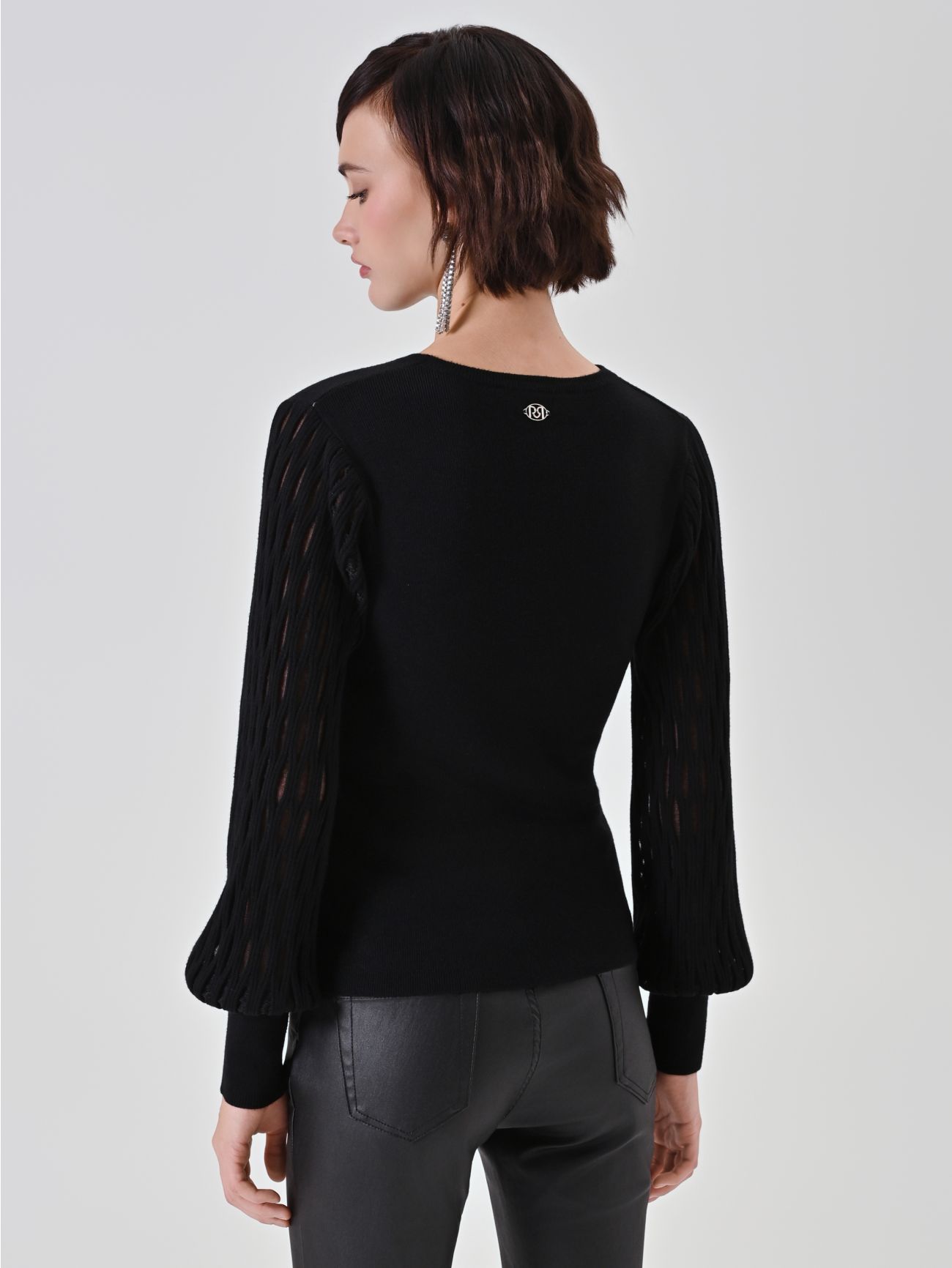 Maglia nera con maniche traforate det_3