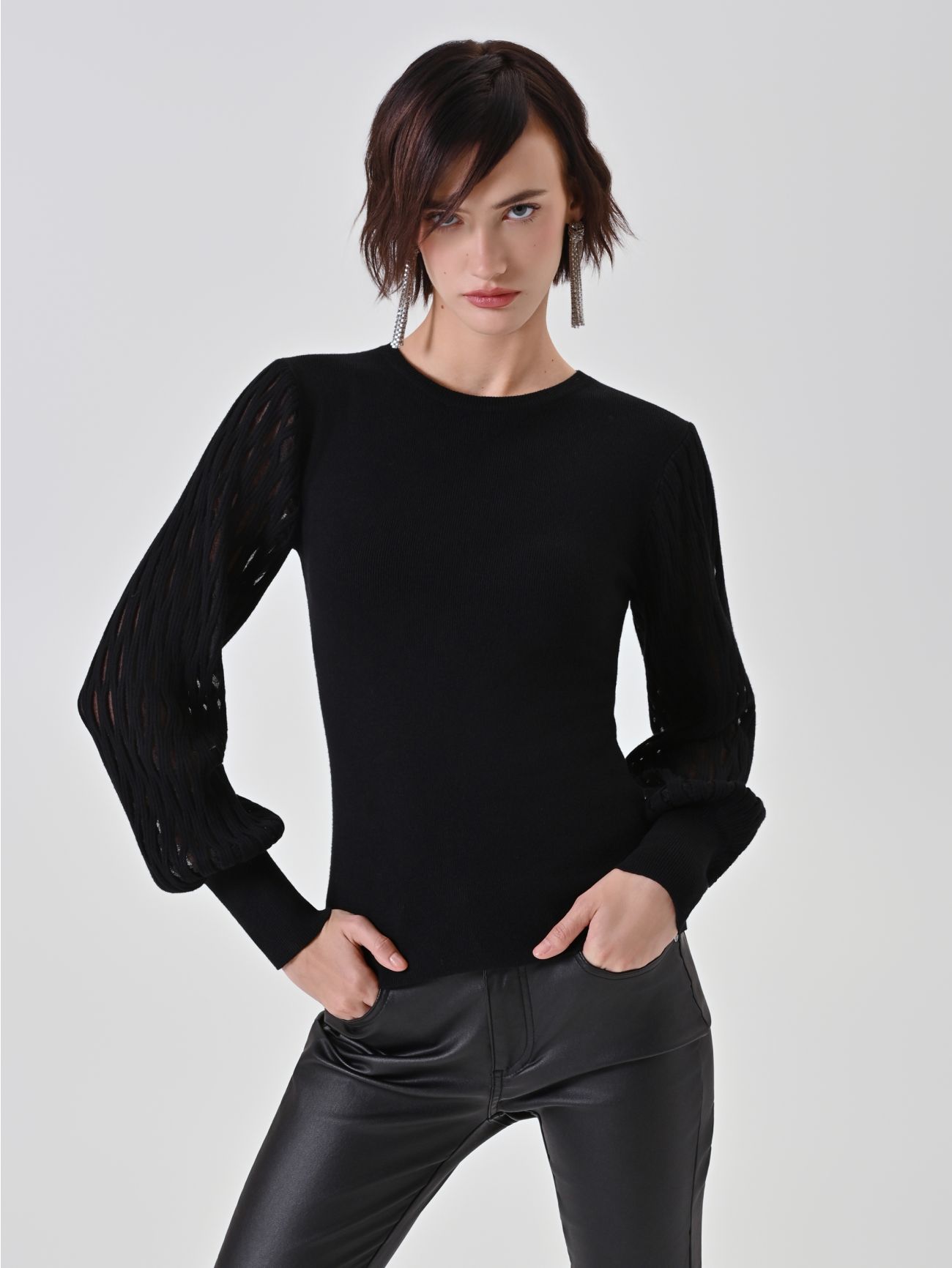 Maglia nera con maniche traforate in_i7