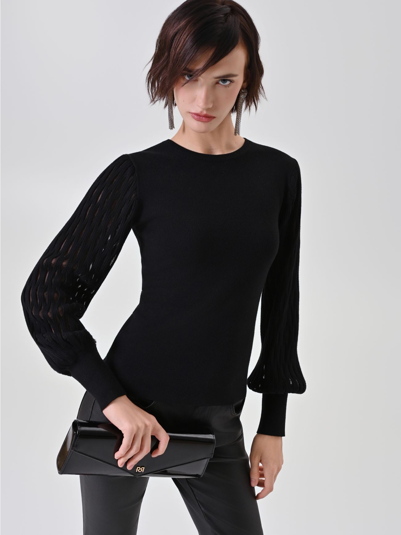 Maglia nera con maniche traforate  Rinascimento