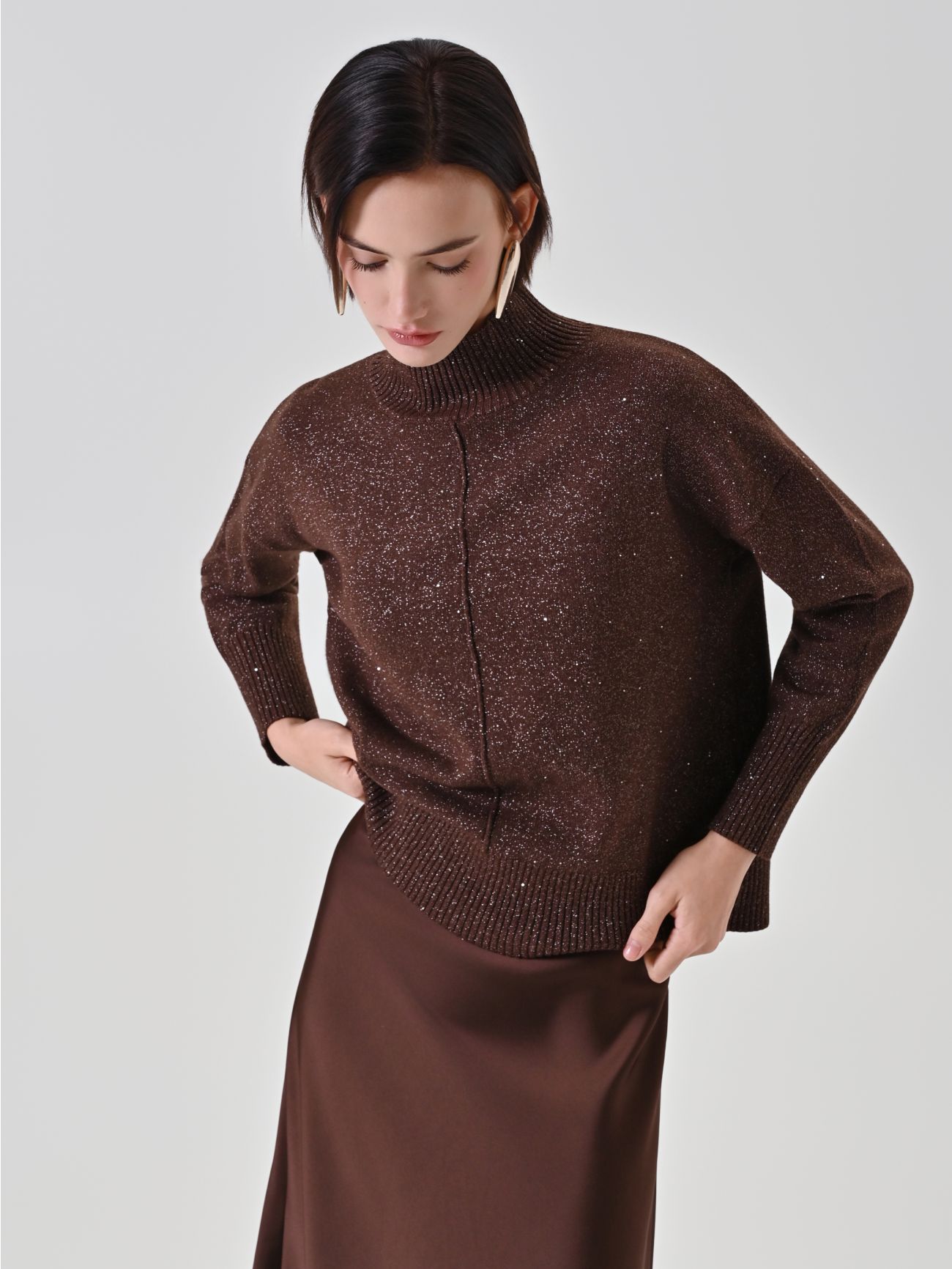 Schokoladenfarbener Lurex-Pullover mit Rollkragen in_i7