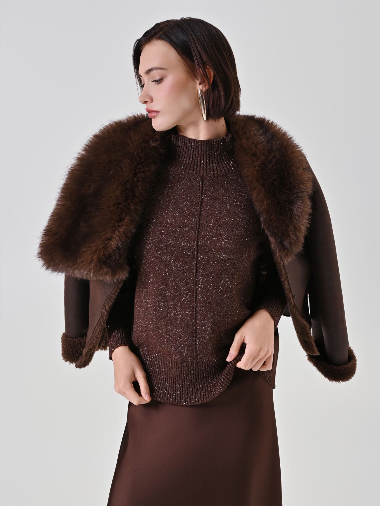 Schokoladenfarbener Lurex-Pullover mit Rollkragen  Rinascimento