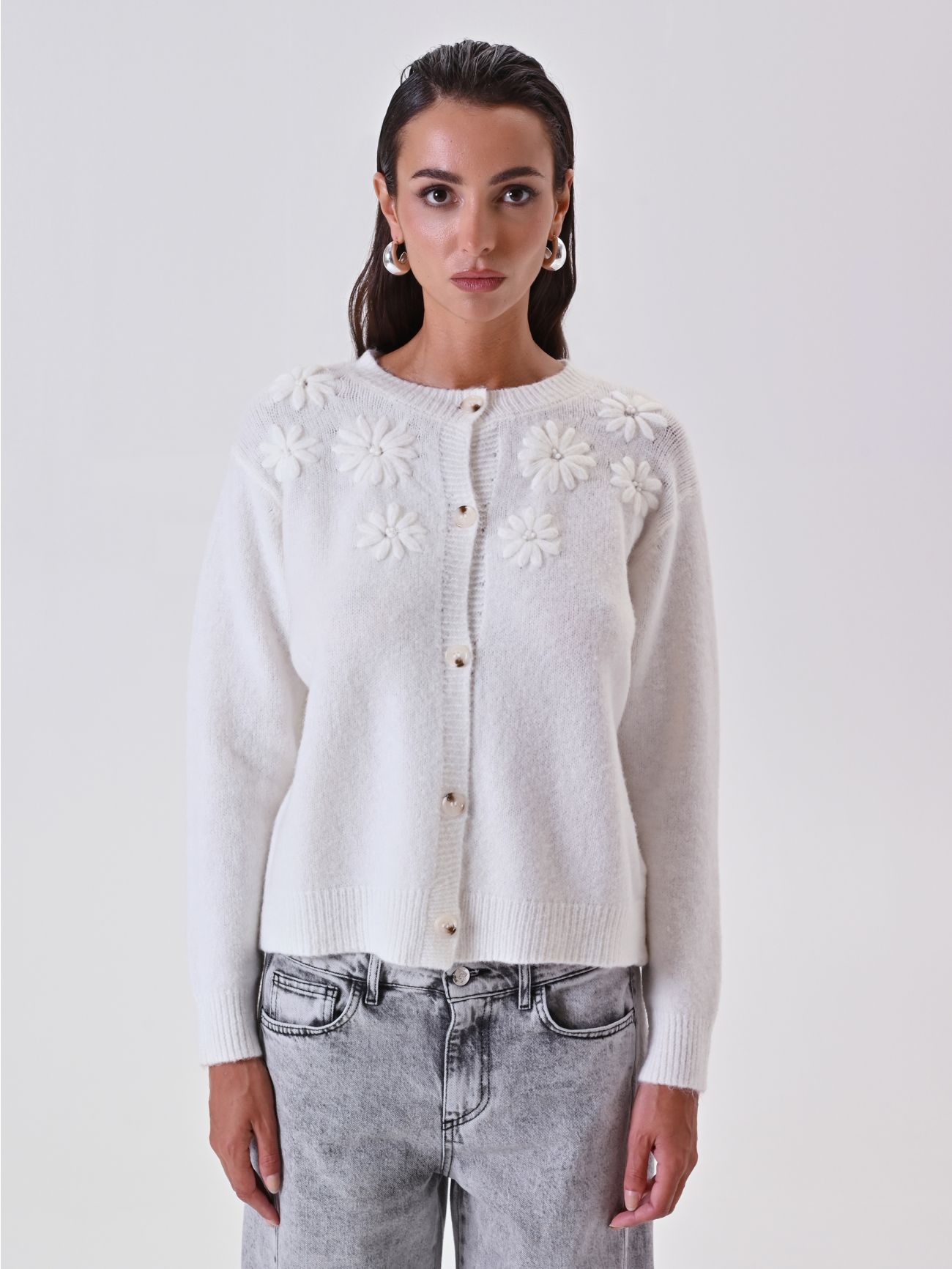 Weißer Cardigan mit Blumen det_2