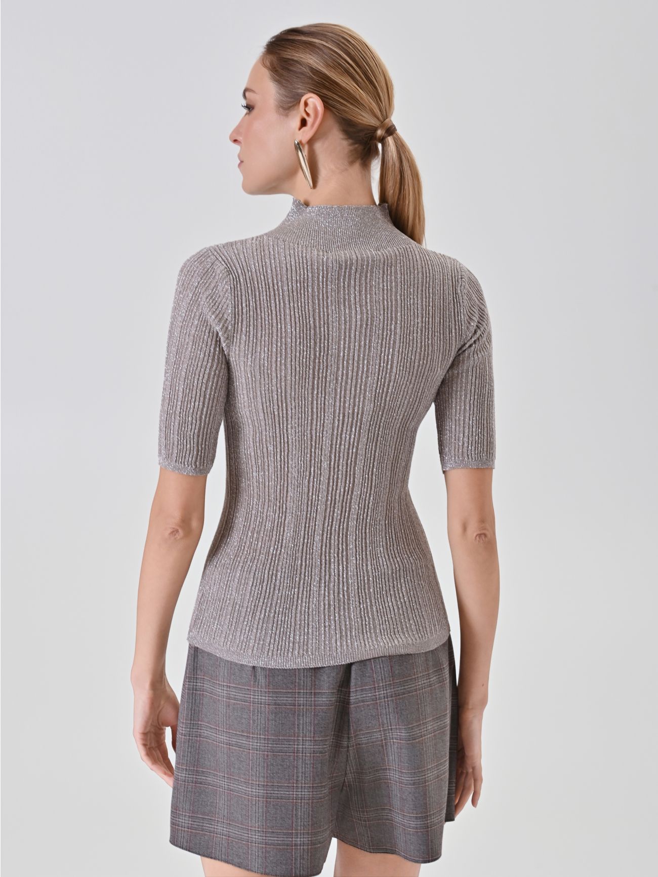 Maglia lupetto platino in lurex a costine det_3