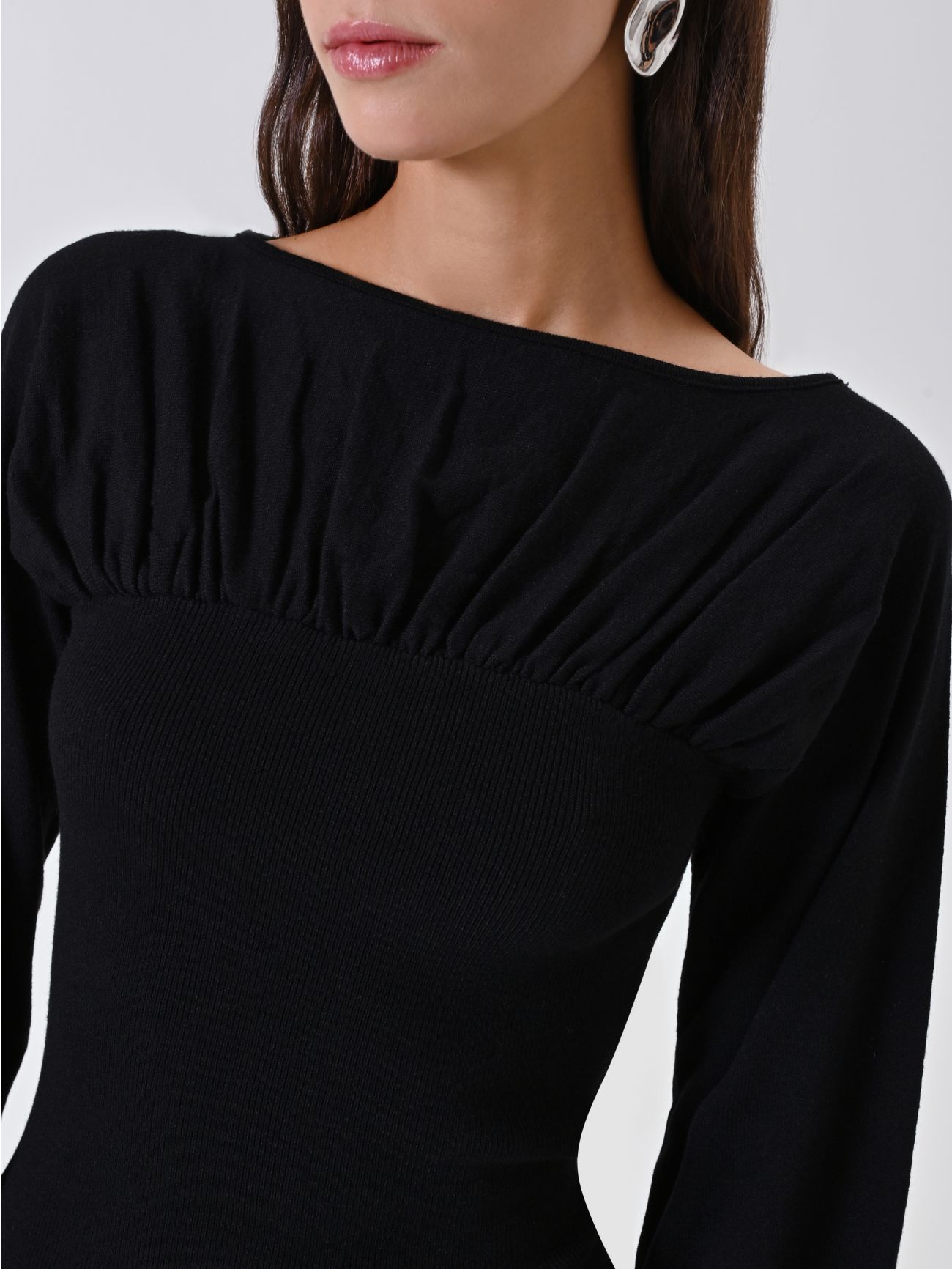 Schlauchpullover mit weitem drapiertem Ausschnitt in_i5