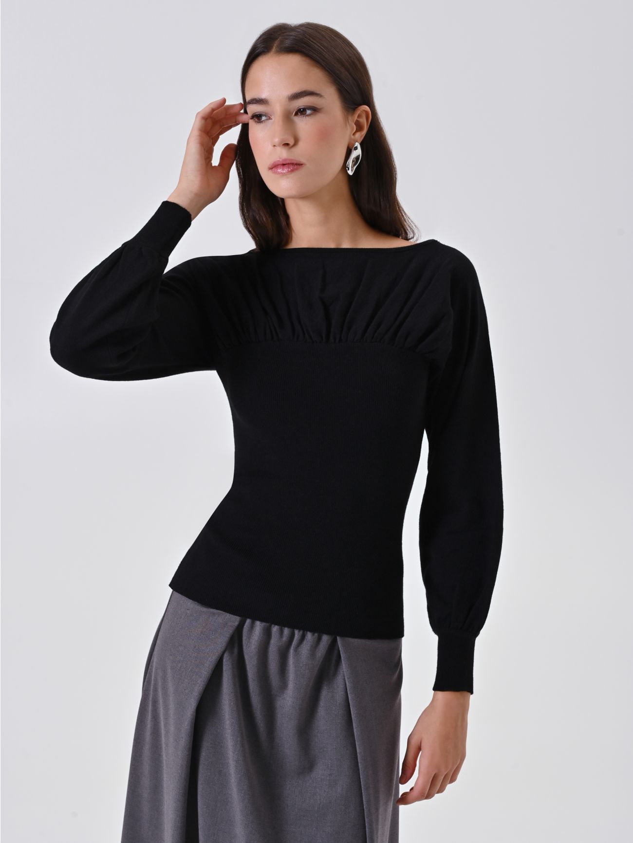 Schlauchpullover mit weitem drapiertem Ausschnitt in_i7