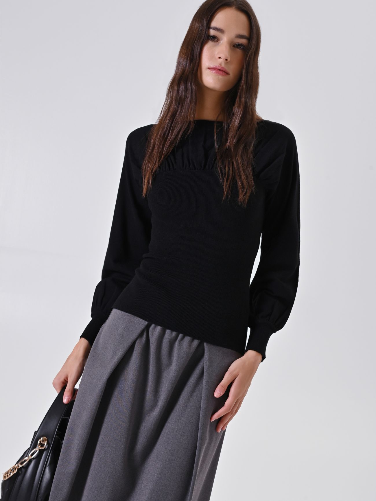 Schlauchpullover mit weitem drapiertem Ausschnitt  Rinascimento
