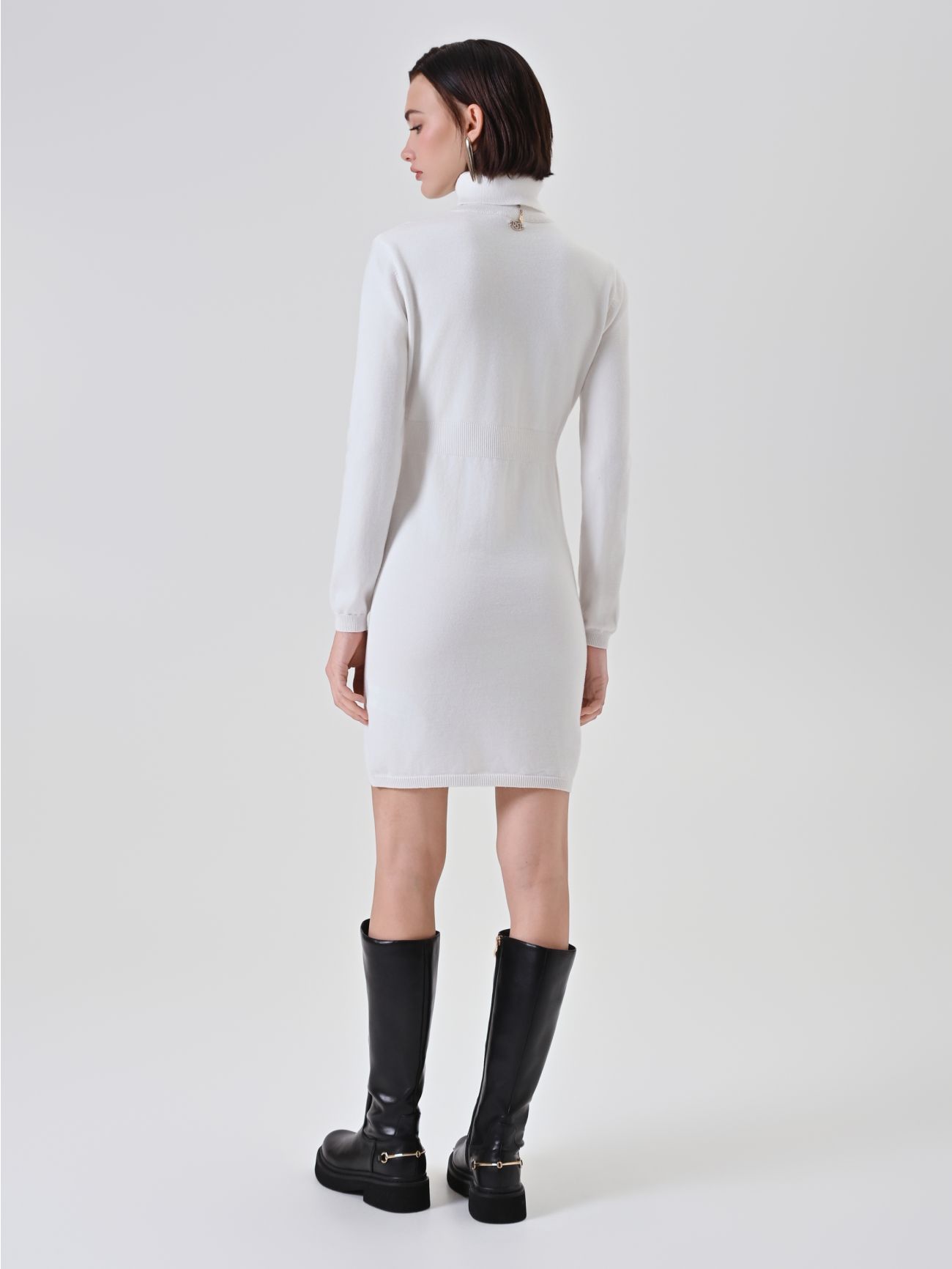 Robe fourreau en maille crème det_3